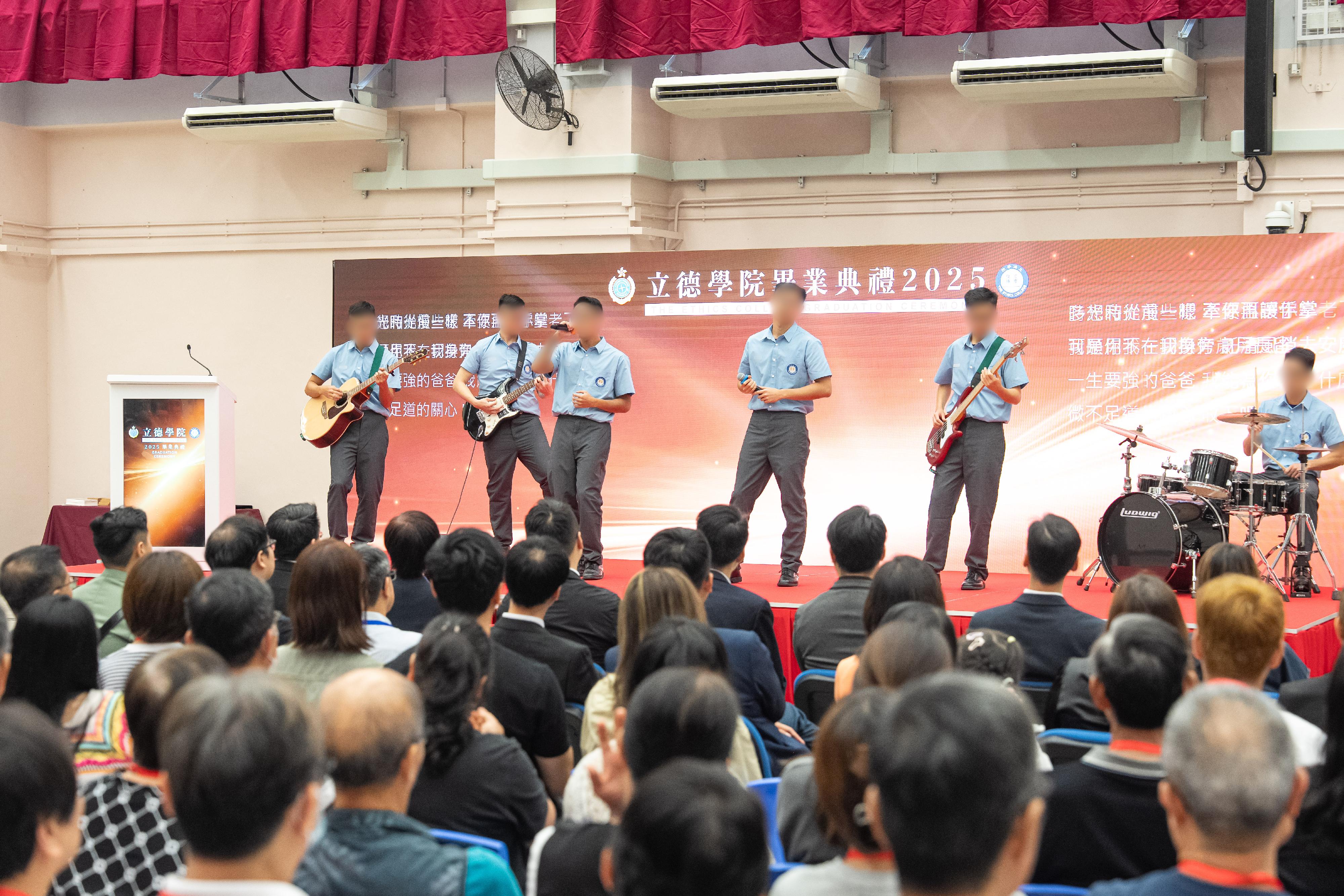 懲教署今日（八月六日）在白沙灣懲教所舉行「立德學院」第二屆畢業典禮，頒發畢業證書予修畢應用教育文憑的在囚人士。圖示在囚人士組成的樂隊在典禮上演奏樂曲。