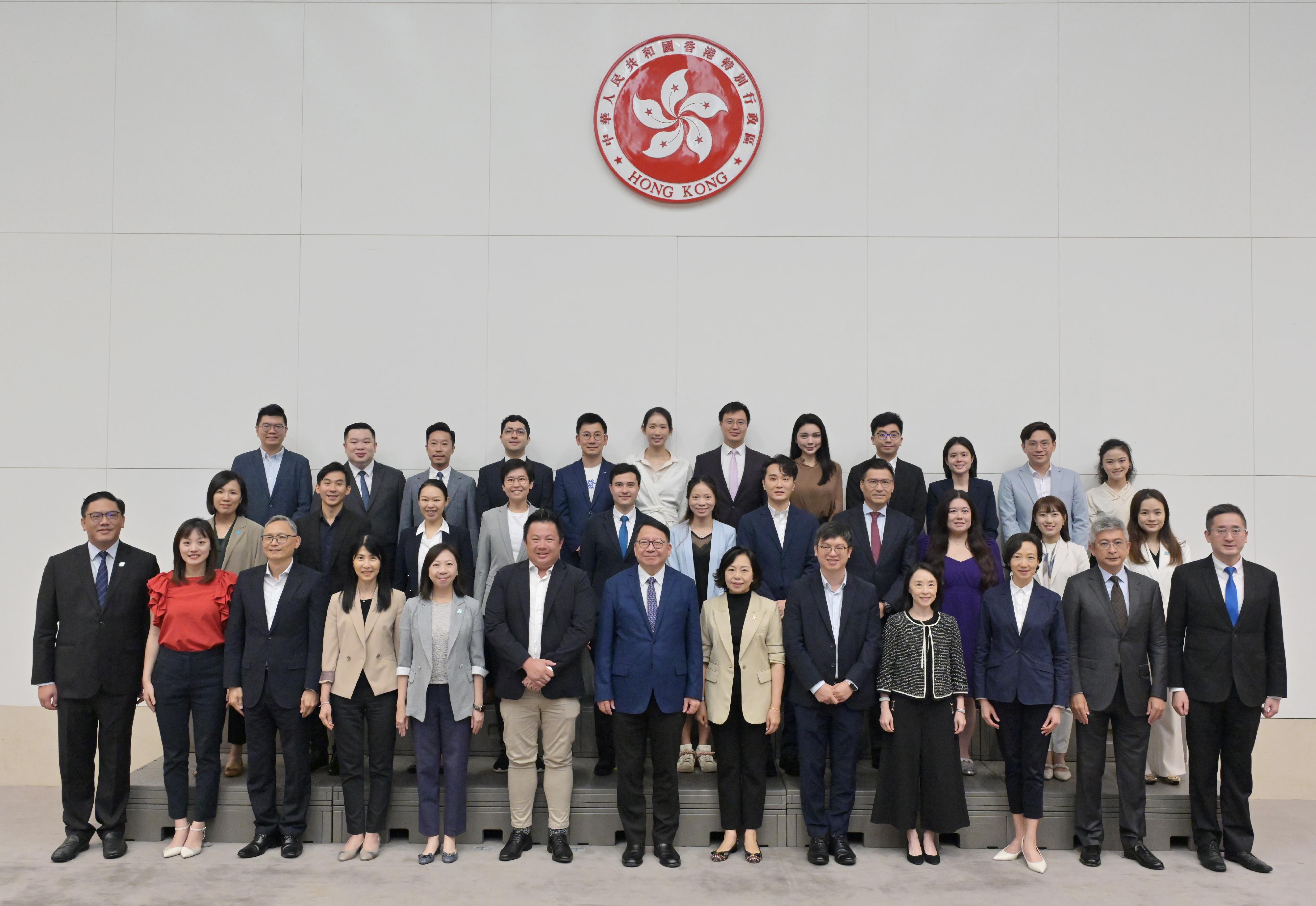 The Chief Secretary for Administration, Mr Chan Kwok-ki, today (August 6) chaired the 19th meeting of the Youth Development Commission (YDC). Photo shows Mr Chan (front row, centre); the Secretary for Home and Youth Affairs, Miss Alice Mak (front row, sixth right); the Vice-Chairman of the YDC, Mr Kenneth Leung (front row, sixth left), and other government officials and members of the Commission.
