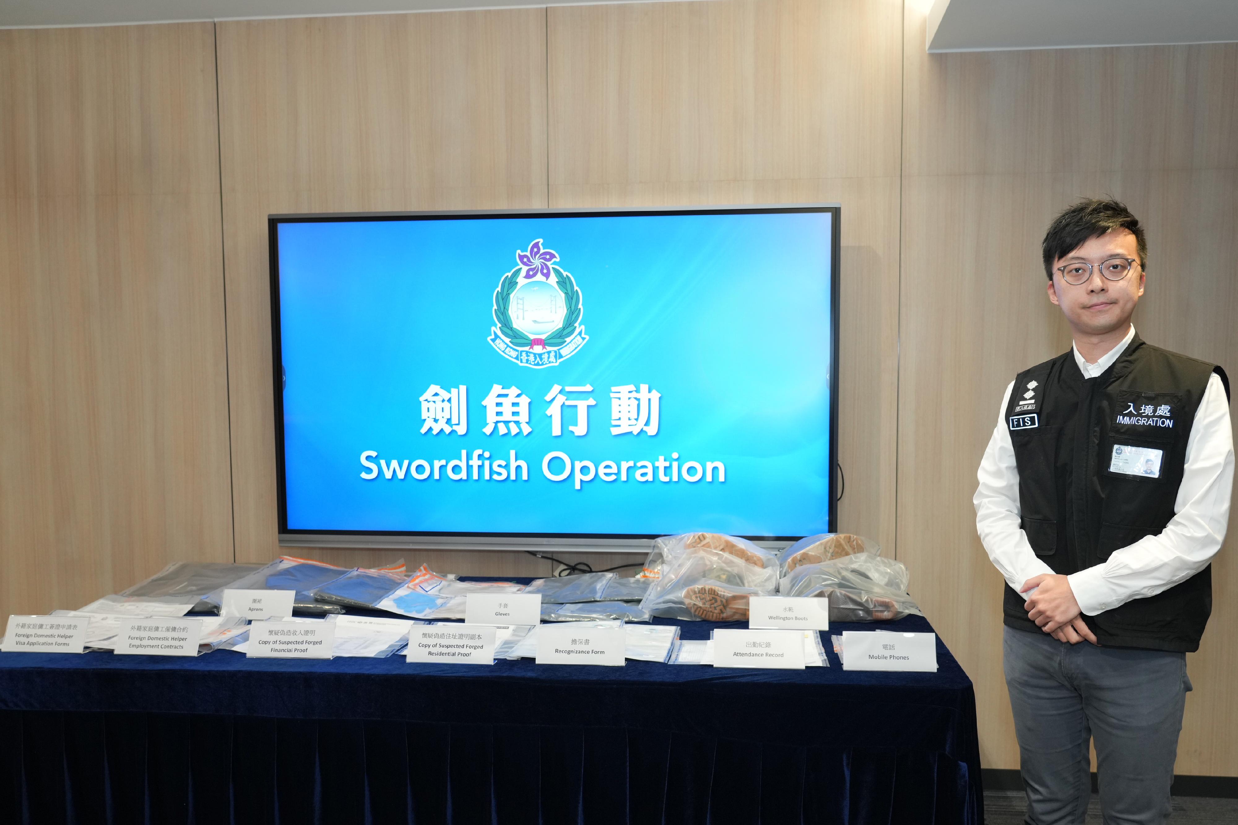 入境事務處於八月二日至八月五日一連四日在全港各區展開代號「劍魚」的反非法勞工行動。圖示為行動中檢取的證物。