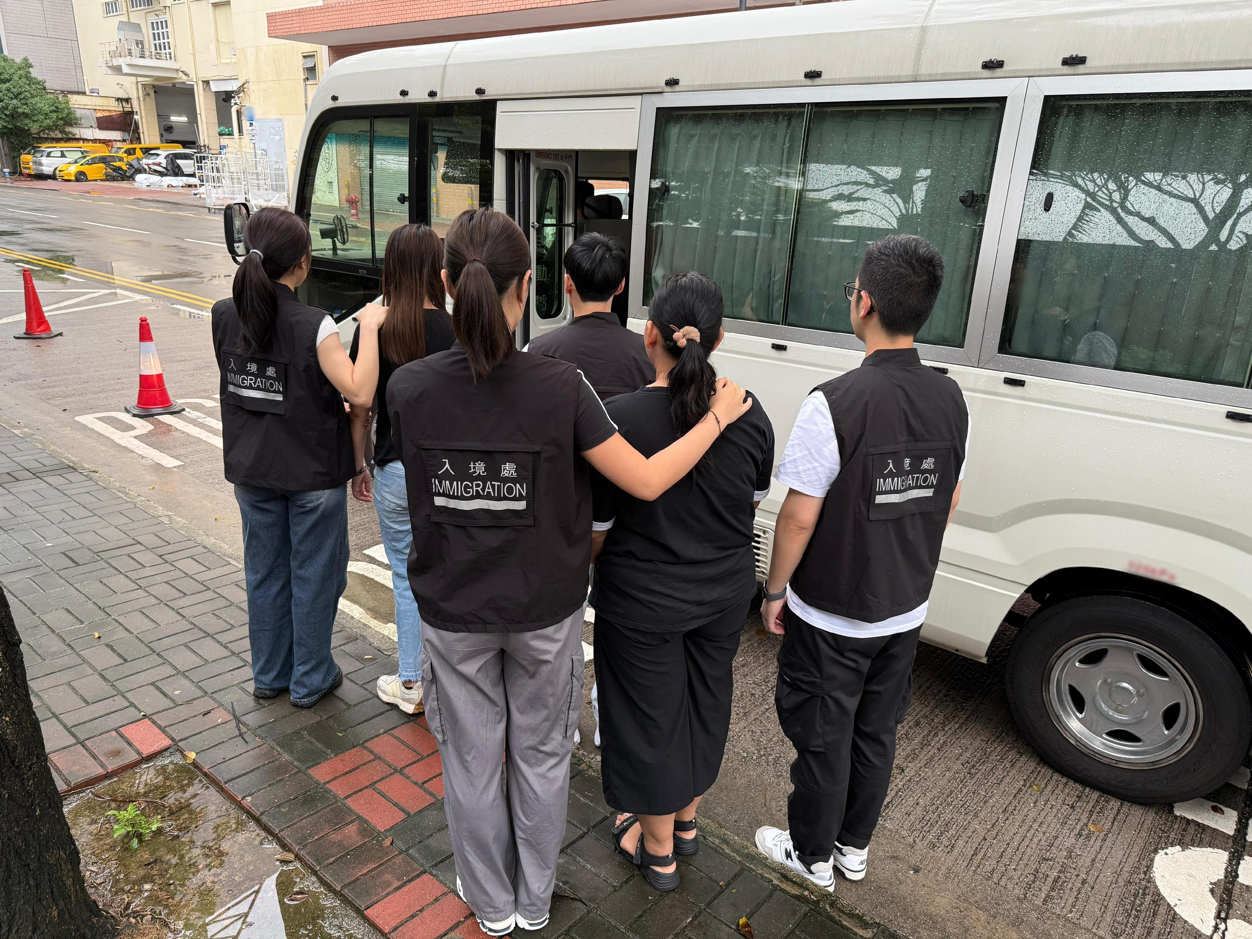 入境事務處於八月二日至八月五日一連四日在全港各區展開代號「劍魚」的反非法勞工行動。圖示為懷疑非法勞工在行動中被捕。