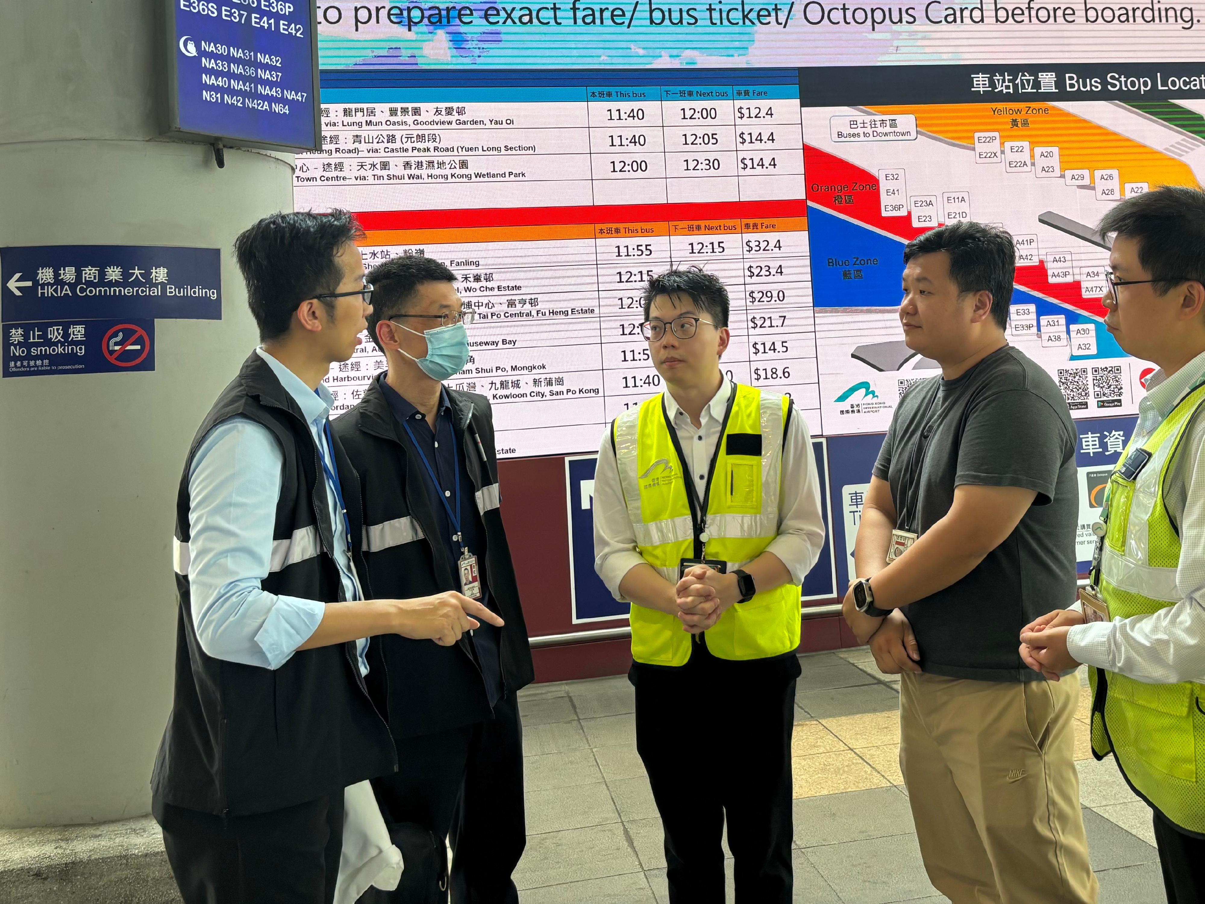The Centre for Health Protection's Port Health Division continues to step up inspections at boundary control points to ensure good environmental hygiene and effective implementation of anti-mosquito measures. Port Health Division staff members today (August 7) conducted an inspection in the vicinity of the Hong Kong International Airport Ground Transportation Centre. Photo shows Port Health Division staff members giving advice to staff members of the Airport Authority Hong Kong and its contractor staff on strengthening anti-mosquito measures.