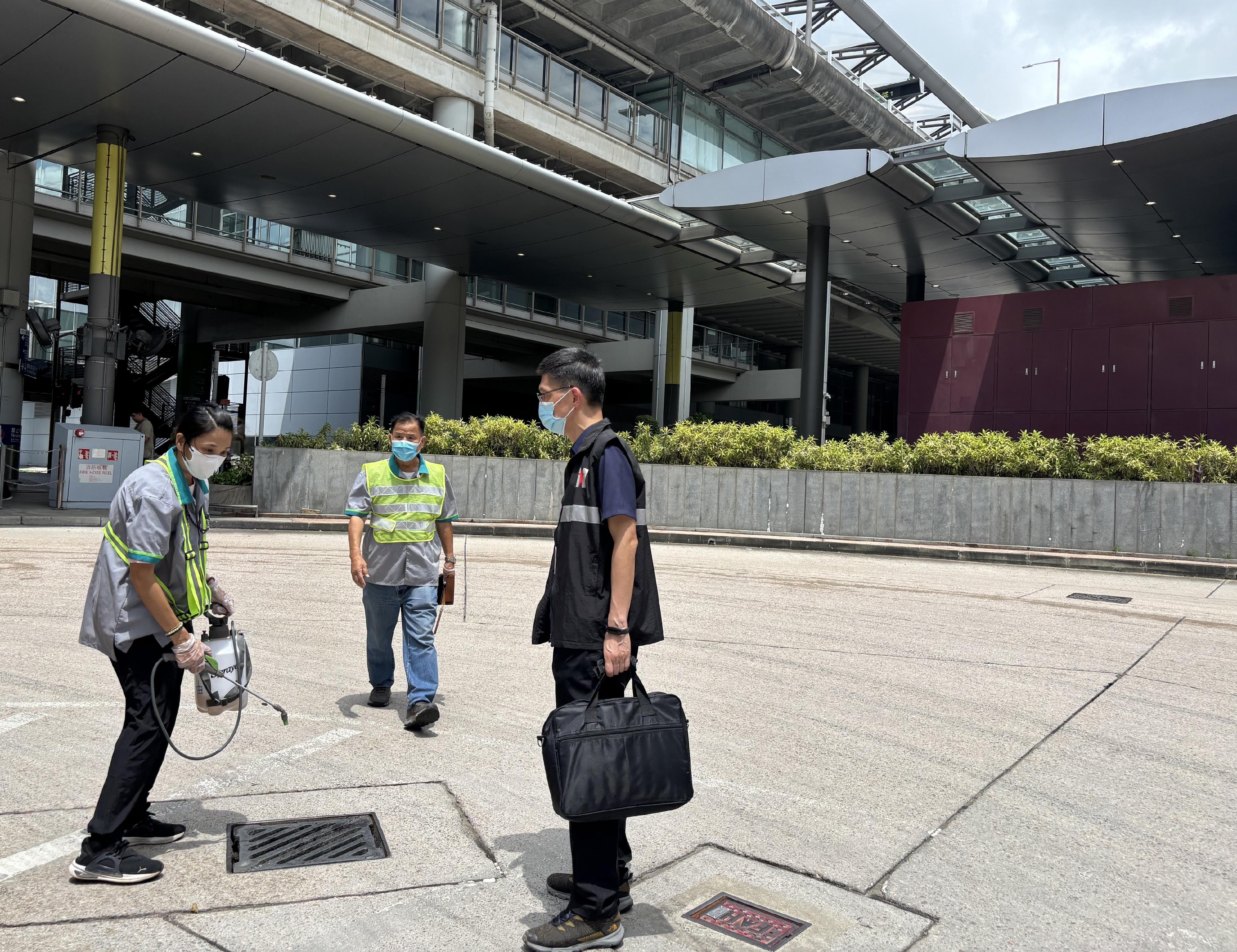The Centre for Health Protection's Port Health Division continues to step up inspections at boundary control points to ensure good environmental hygiene and effective implementation of anti-mosquito measures. Port Health Division staff members today (August 7) conducted an inspection in the vicinity of the Hong Kong International Airport Ground Transportation Centre. Photo shows contractor staff of the Airport Authority Hong Kong spraying larvicidal oil.