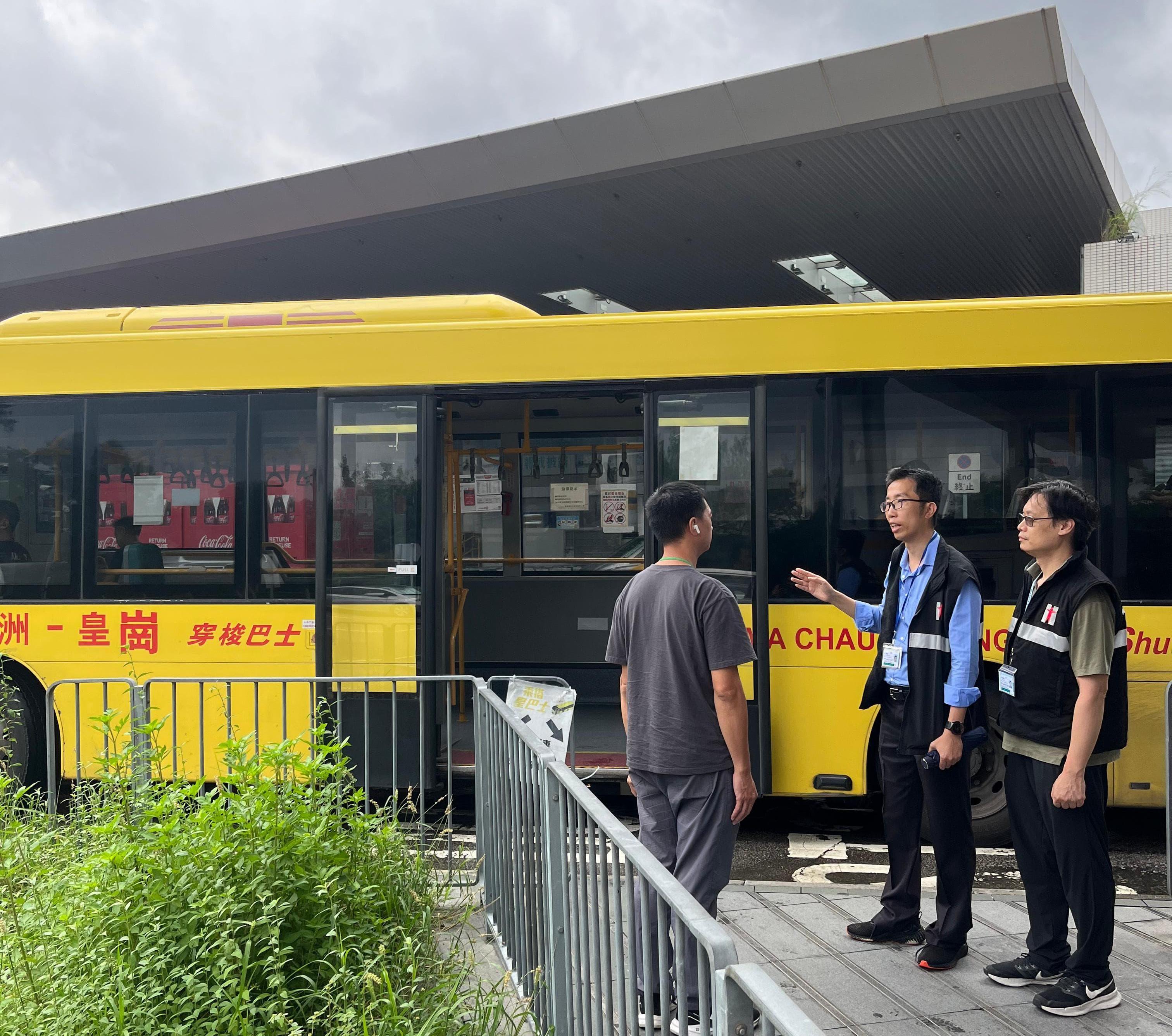 The Centre for Health Protection's Port Health Division continues to step up inspections at boundary control points to ensure good environmental hygiene and effective implementation of anti-mosquito measures. Port Health Division staff members yesterday (August 6) conducted an inspection at the Lok Ma Chau Control Point and the cross-boundary coach terminal. Photo shows Port Health Division staff members reminding staff of the operator of a cross-boundary coach company to strengthen anti-mosquito measures.
