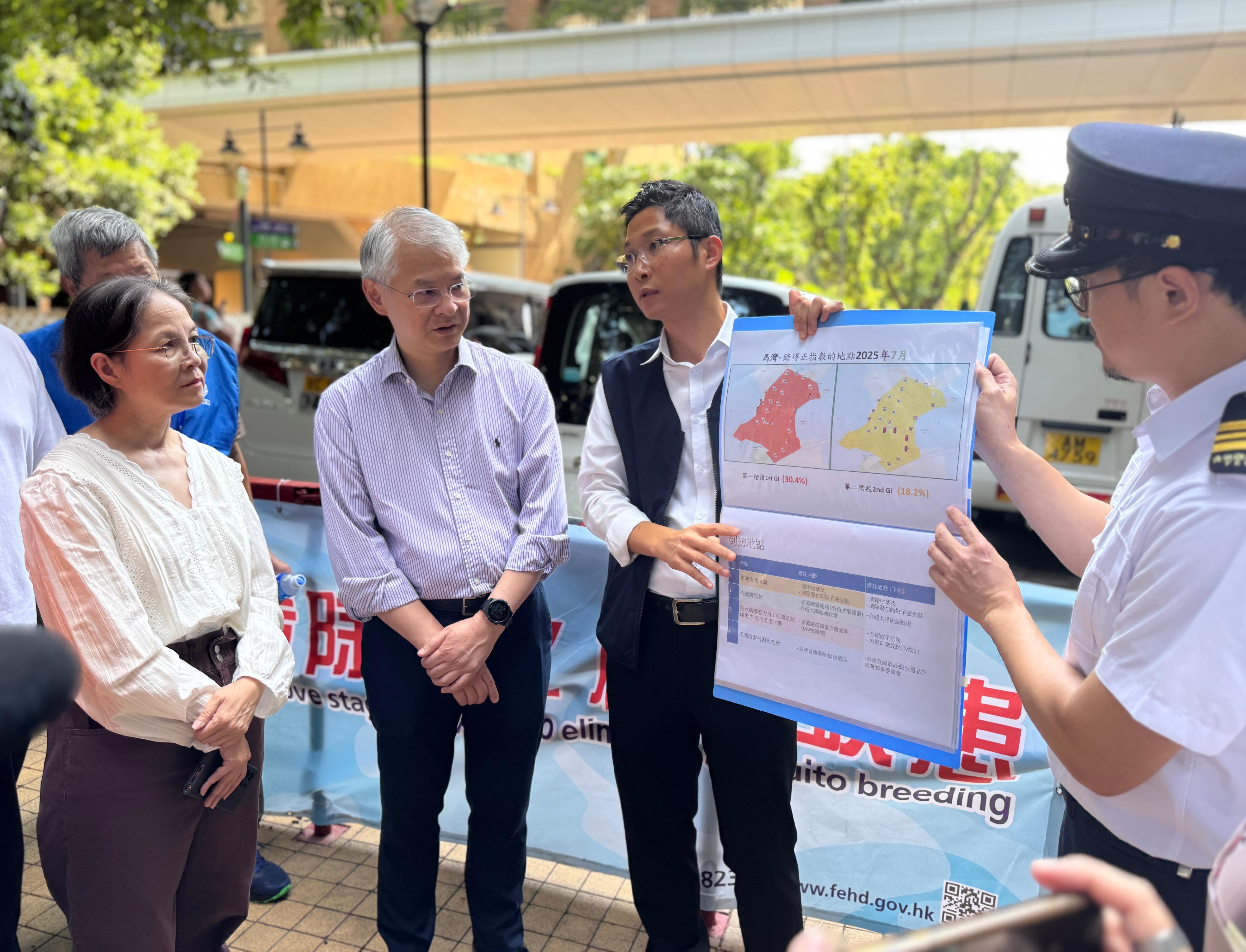 The Environment and Ecology Bureau and the Food and Environmental Hygiene Department (FEHD), together with relevant government departments and stakeholders, continue to strengthen efforts in mosquito control and elimination, publicity and education. Photo shows the Acting Secretary for Environment and Ecology, Miss Diane Wong (first left), and Assistant Director of the FEHD Mr Peter Poon (second left) visiting Ma Wan today (August 7) to inspect related work in strengthening the prevention of chikungunya fever.