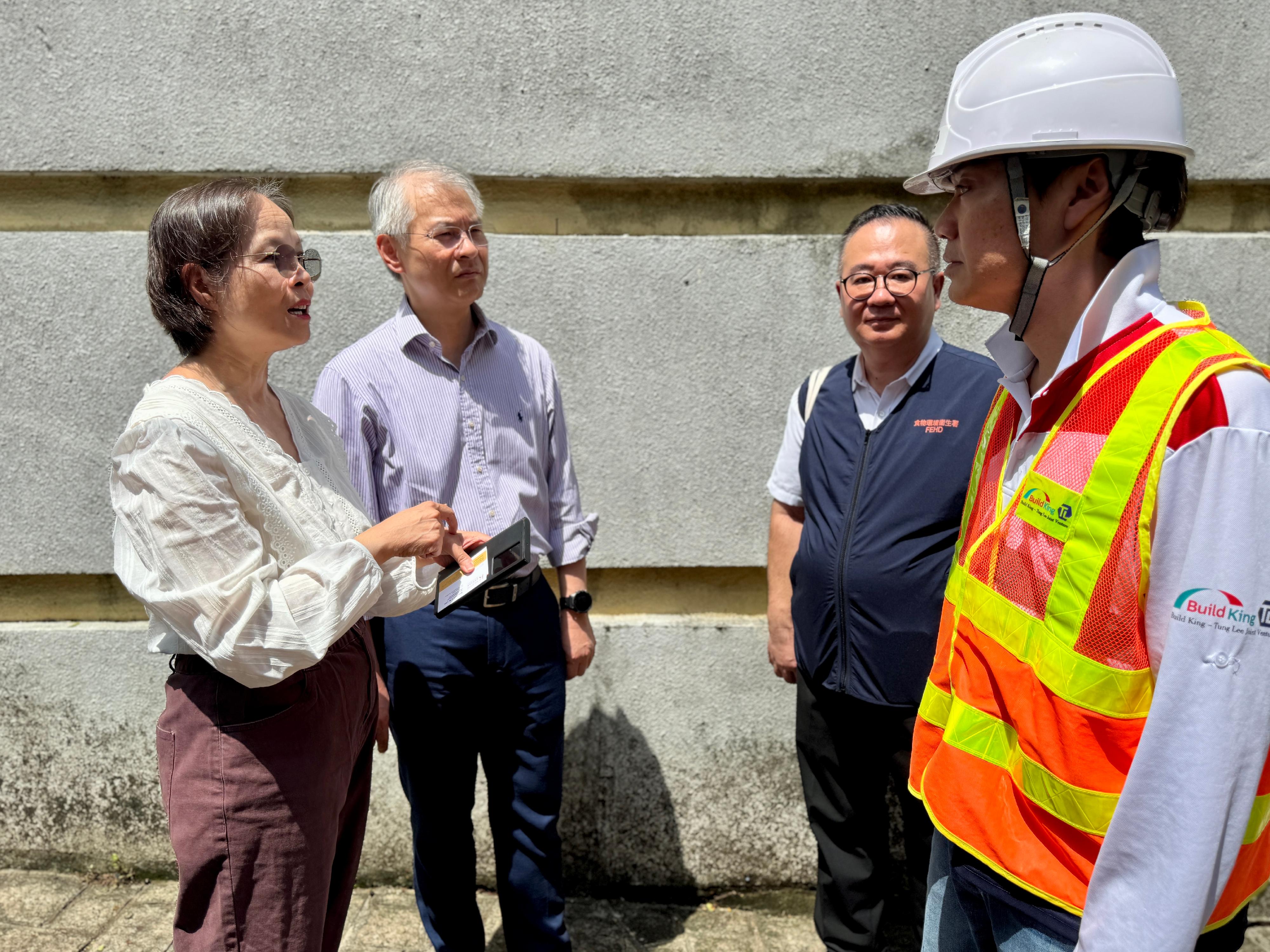 The Environment and Ecology Bureau and the Food and Environmental Hygiene Department (FEHD), together with relevant government departments and stakeholders, continue to strengthen efforts in mosquito control and elimination, publicity and education. Photo shows the Acting Secretary for Environment and Ecology, Miss Diane Wong (first left), and Assistant Director of the FEHD Mr Peter Poon (second left) visiting Tsing Yi today (August 7) to inspect related work in strengthening the prevention of chikungunya fever.