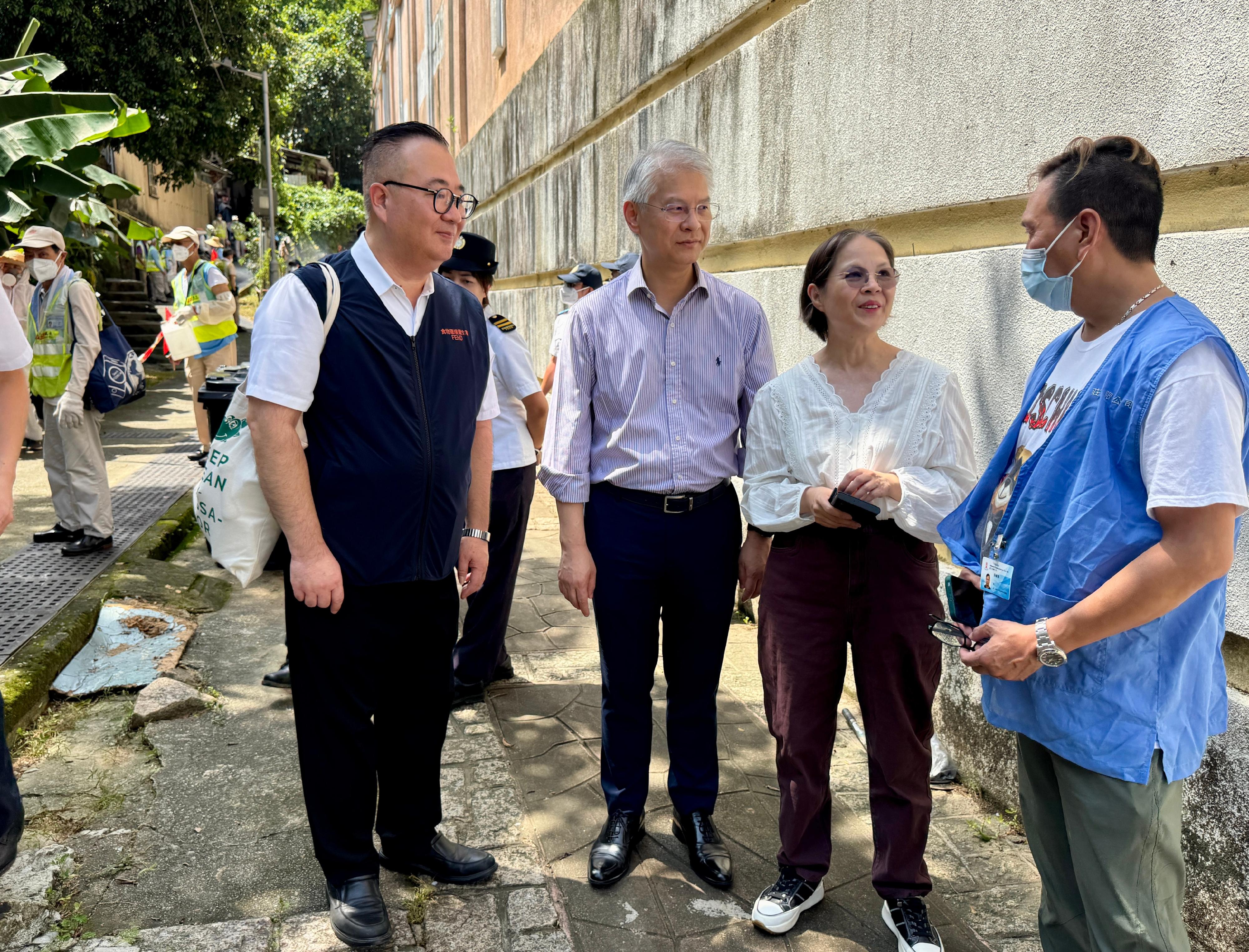 The Environment and Ecology Bureau and the Food and Environmental Hygiene Department (FEHD), together with relevant government departments and stakeholders, continue to strengthen efforts in mosquito control and elimination, publicity and education. Photo shows the Acting Secretary for Environment and Ecology, Miss Diane Wong (second right), and Assistant Director of the FEHD Mr Peter Poon (second left) visiting Tsing Yi today (August 7) to inspect related work in strengthening the prevention of chikungunya fever.