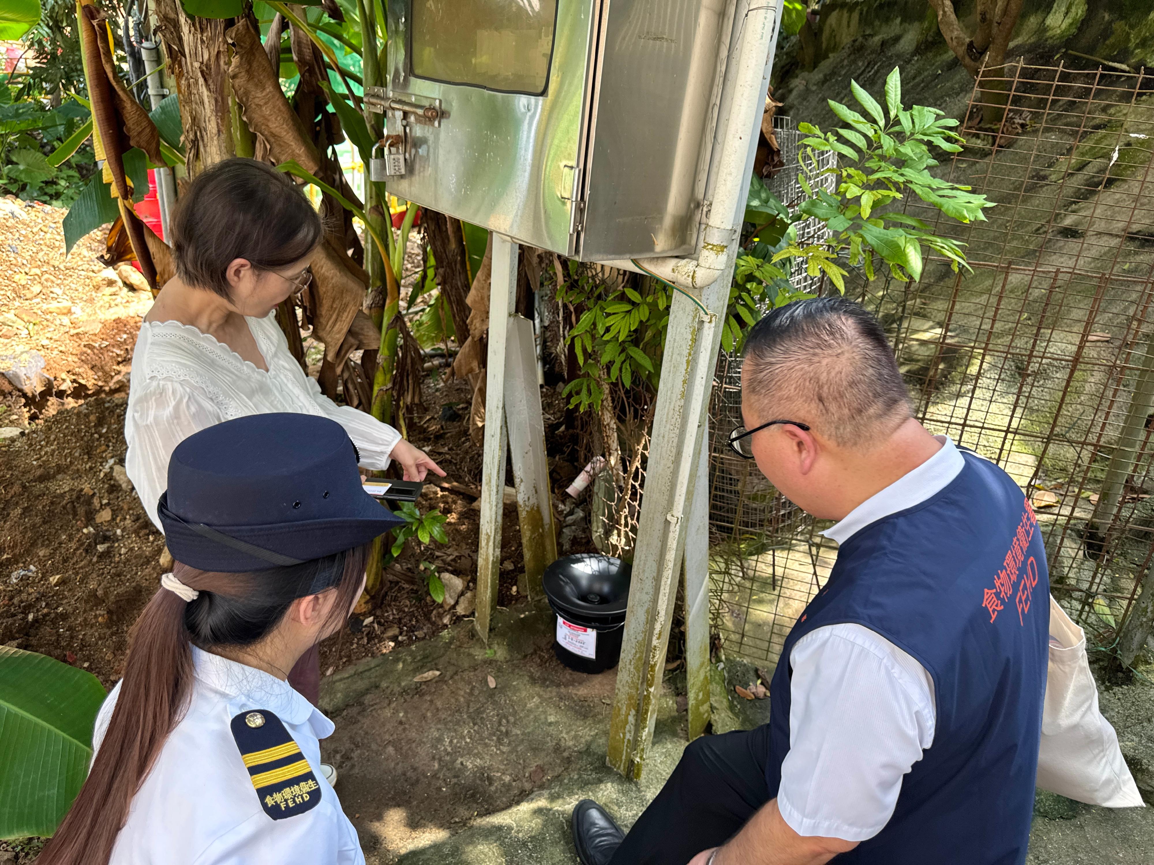 The Environment and Ecology Bureau and the Food and Environmental Hygiene Department, together with relevant government departments and stakeholders, continue to strengthen efforts in mosquito control and elimination, publicity and education. Photo shows the Acting Secretary for Environment and Ecology, Miss Diane Wong (first left), visiting Tsing Yi today (August 7) to inspect mosquito control and elimination work.