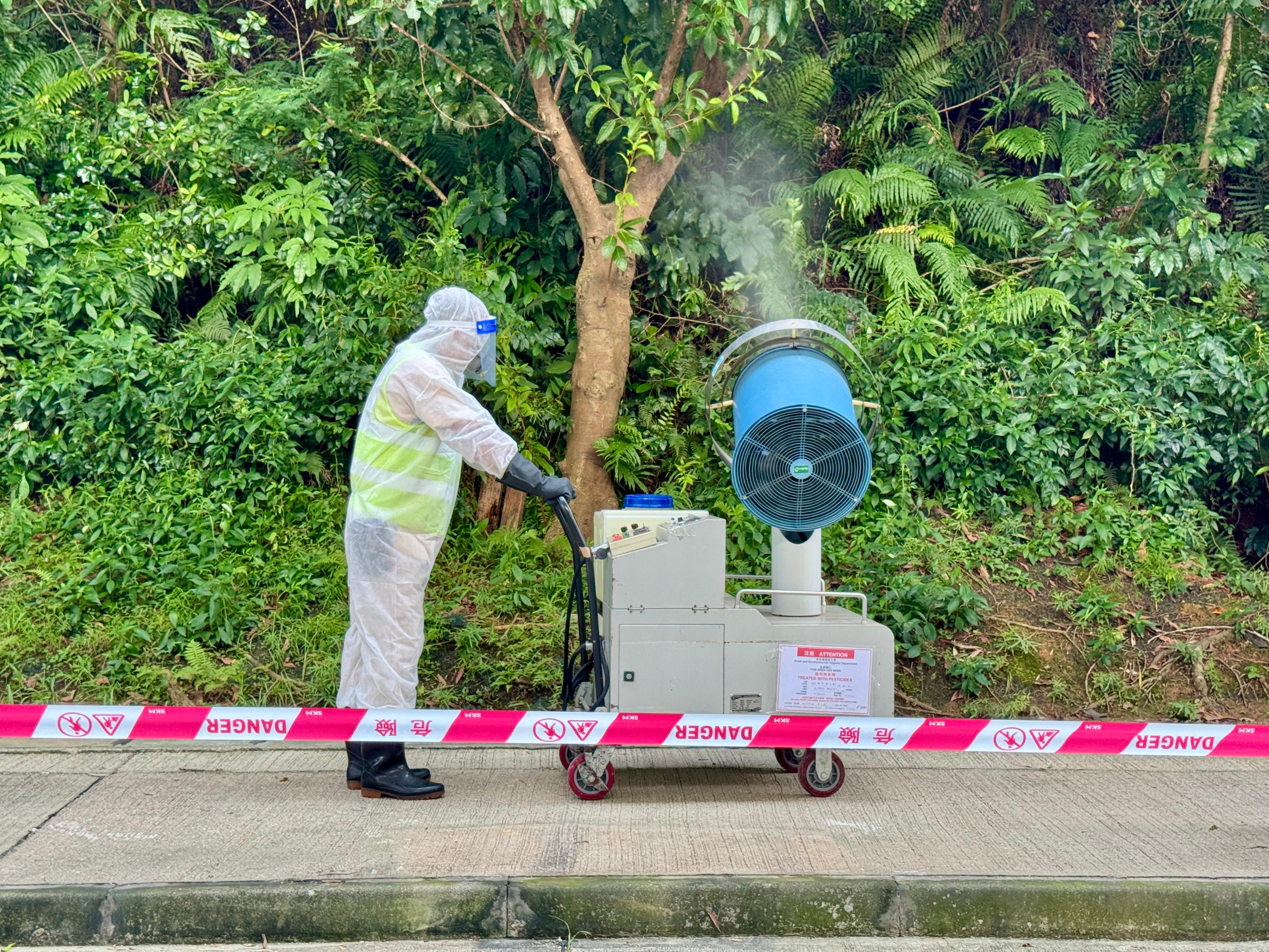 The Environment and Ecology Bureau and the Food and Environmental Hygiene Department (FEHD), together with relevant government departments and stakeholders, continue to strengthen efforts in mosquito control and elimination, publicity and education. Photo shows a FEHD staff carrying out mosquito control work with fogging operations.