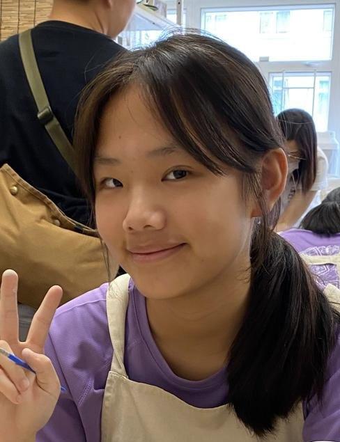 十四歲女童陳心怡身高約一點六八米，體重約五十五公斤，瘦身材，方面型，黃皮膚及蓄長黑髮。她最後露面時身穿黑色外套、白色短袖上衣、黑色短褲及白色運動鞋。
