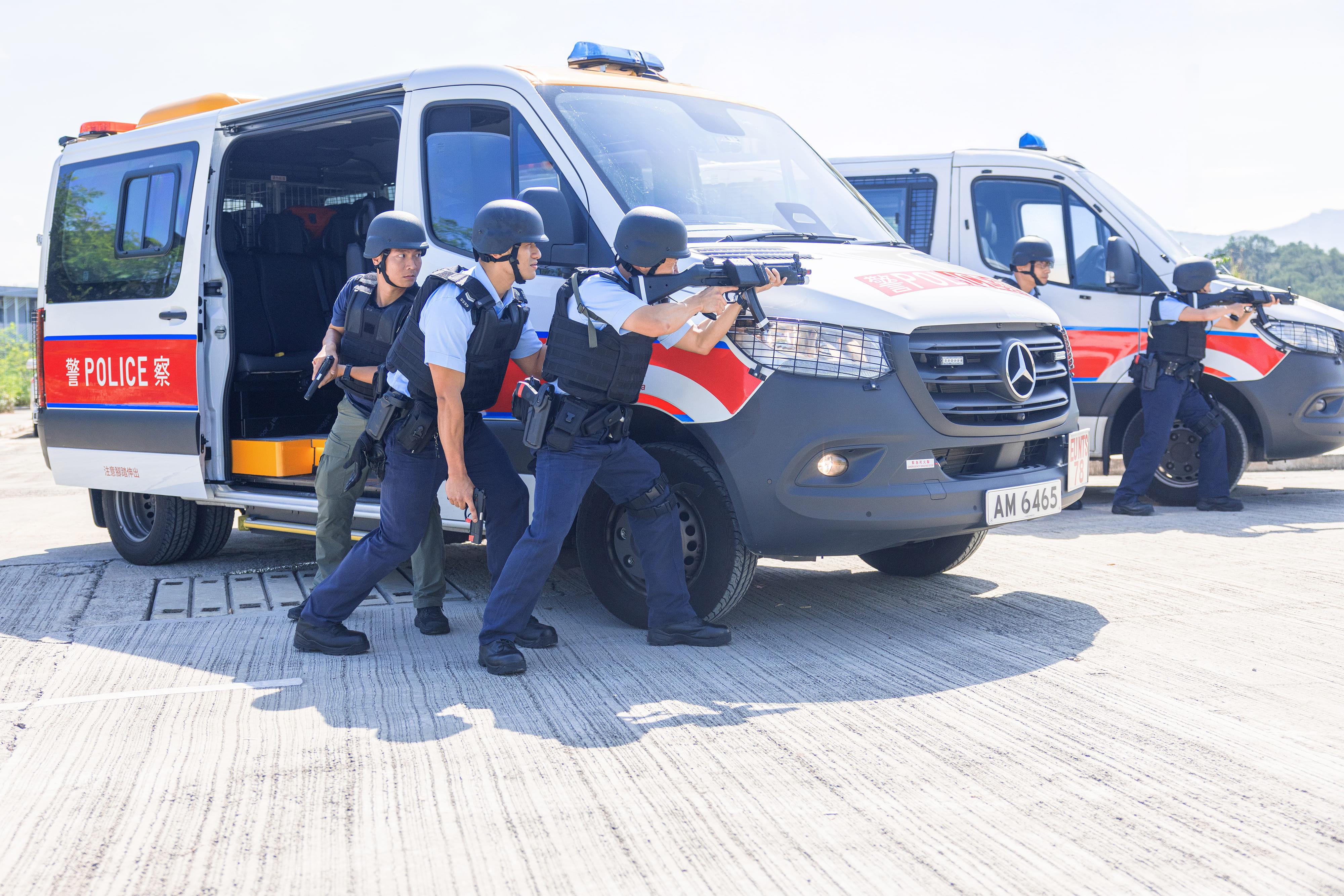 警務處新界南總區衝鋒隊今日（八月八日）在大嶼山幻想道竹篙灣社區隔離設施舉行代號為「飛鷹」、「緗堡」及「雨箭」的跨部門反恐及重大事故演習。圖示警務人員控制施襲者。
