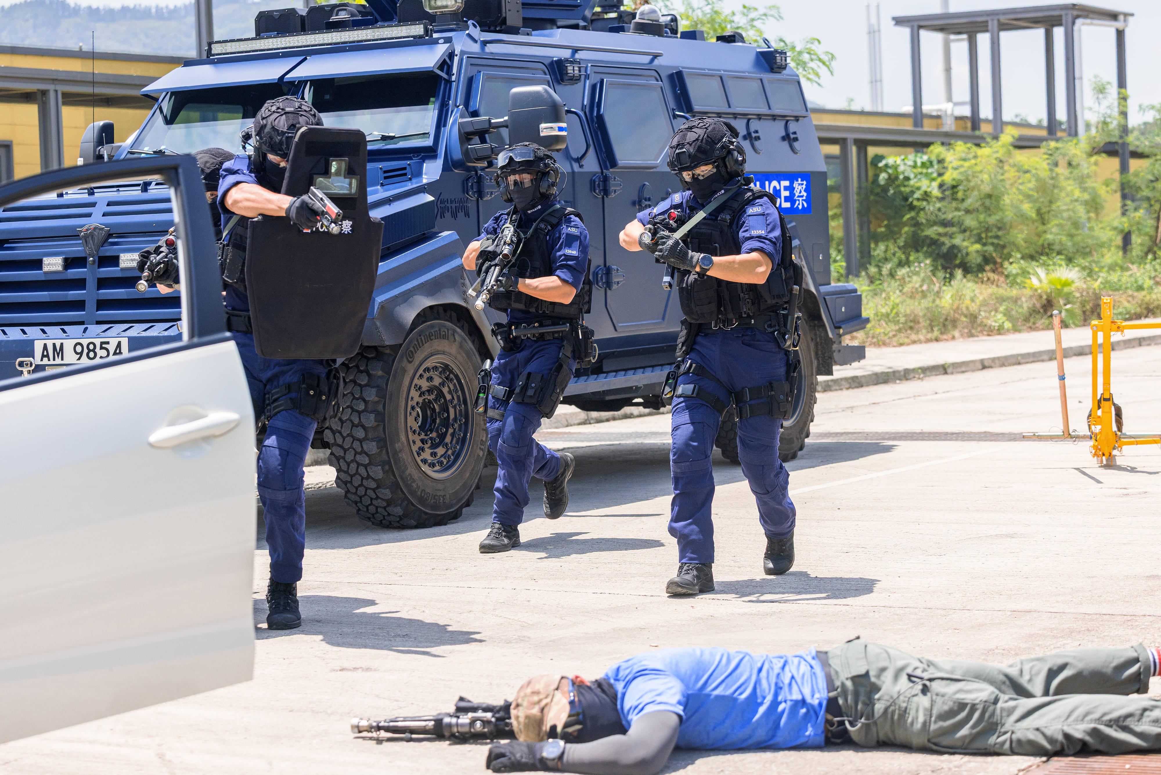 警務處新界南總區衝鋒隊今日（八月八日）在大嶼山幻想道竹篙灣社區隔離設施舉行代號為「飛鷹」、「緗堡」及「雨箭」的跨部門反恐及重大事故演習。圖示警務人員制服一名恐怖分子。