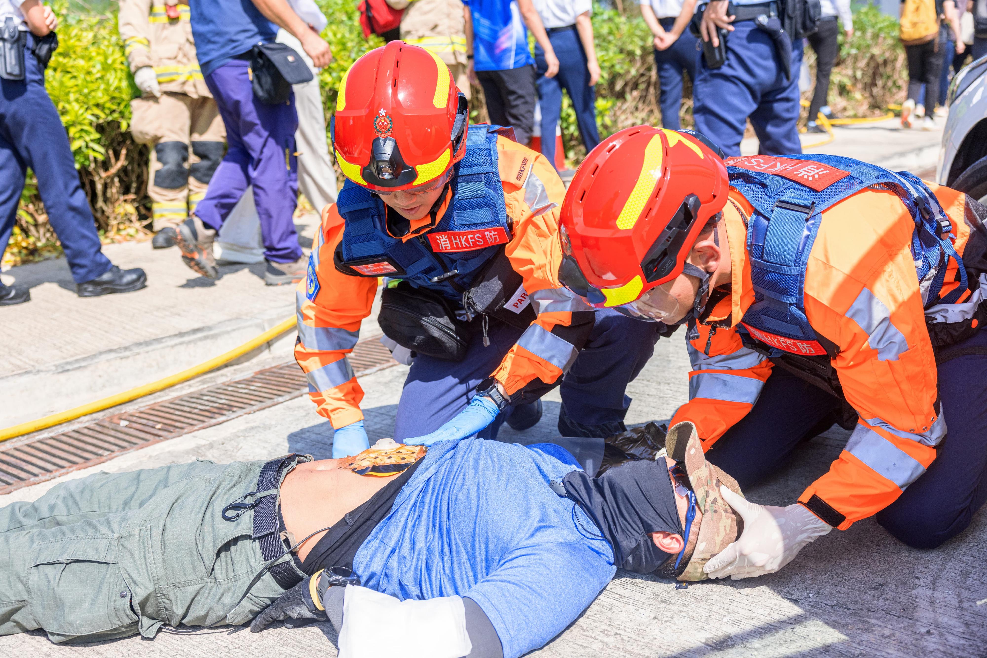 警務處新界南總區衝鋒隊今日（八月八日）在大嶼山幻想道竹篙灣社區隔離設施舉行代號為「飛鷹」、「緗堡」及「雨箭」的跨部門反恐及重大事故演習。圖示消防處人員為傷者進行救治。