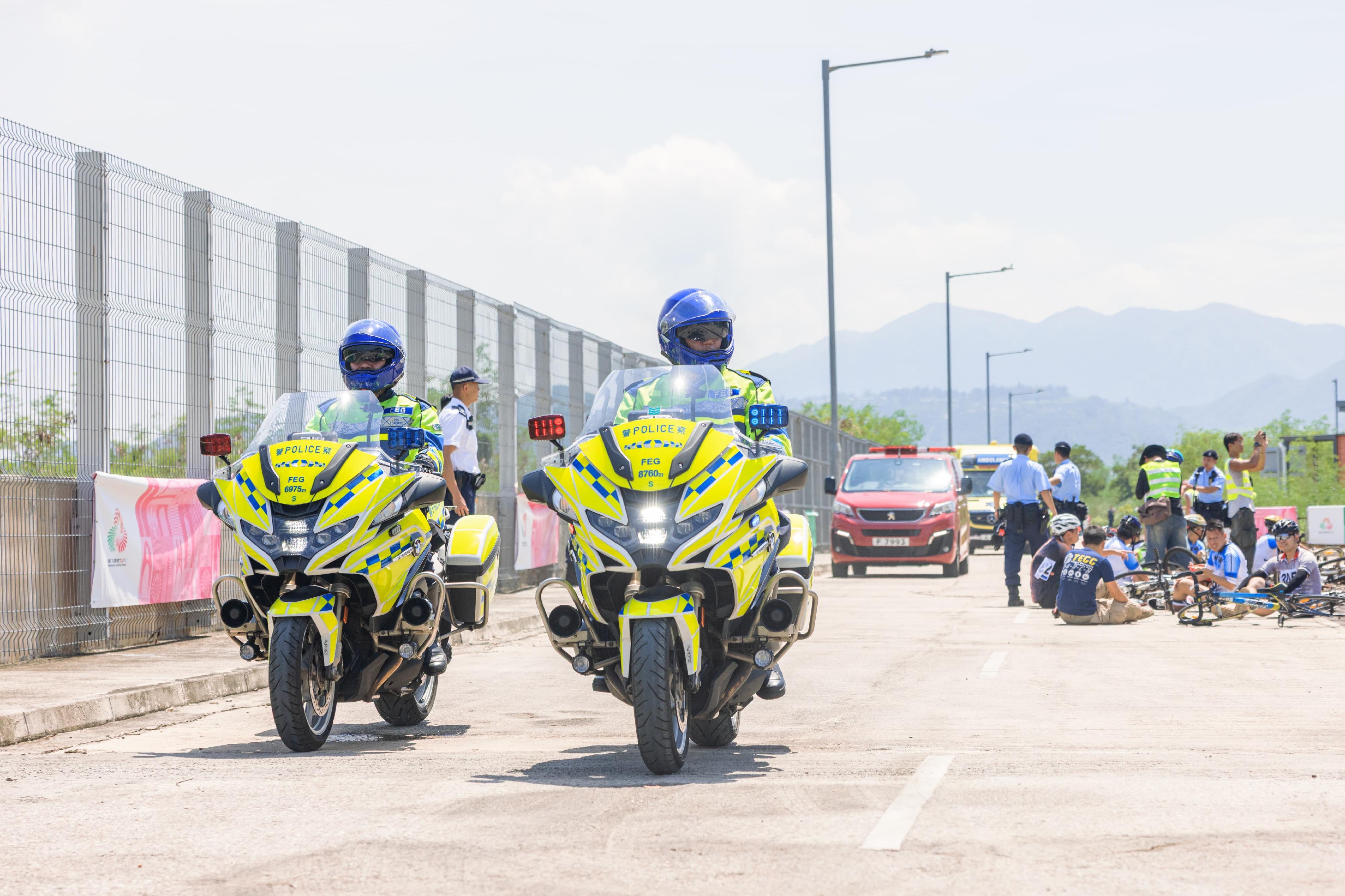 警務處新界南總區衝鋒隊今日（八月八日）在大嶼山幻想道竹篙灣社區隔離設施舉行代號為「飛鷹」、「緗堡」及「雨箭」的跨部門反恐及重大事故演習。圖示警務人員帶領救援人員前往救治。