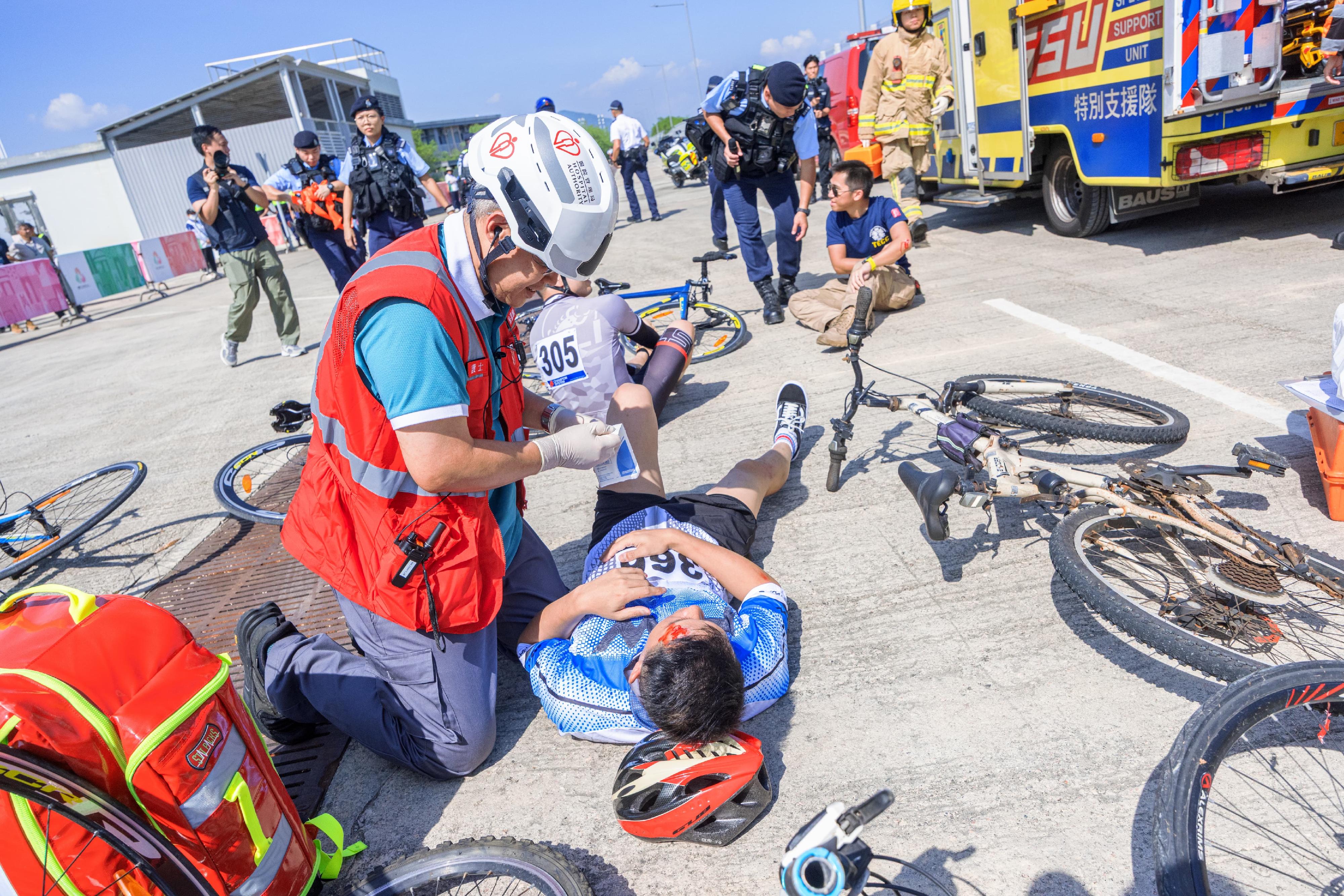警務處新界南總區衝鋒隊今日（八月八日）在大嶼山幻想道竹篙灣社區隔離設施舉行代號為「飛鷹」、「緗堡」及「雨箭」的跨部門反恐及重大事故演習。圖示醫院管理局醫生為傷者進行救治。