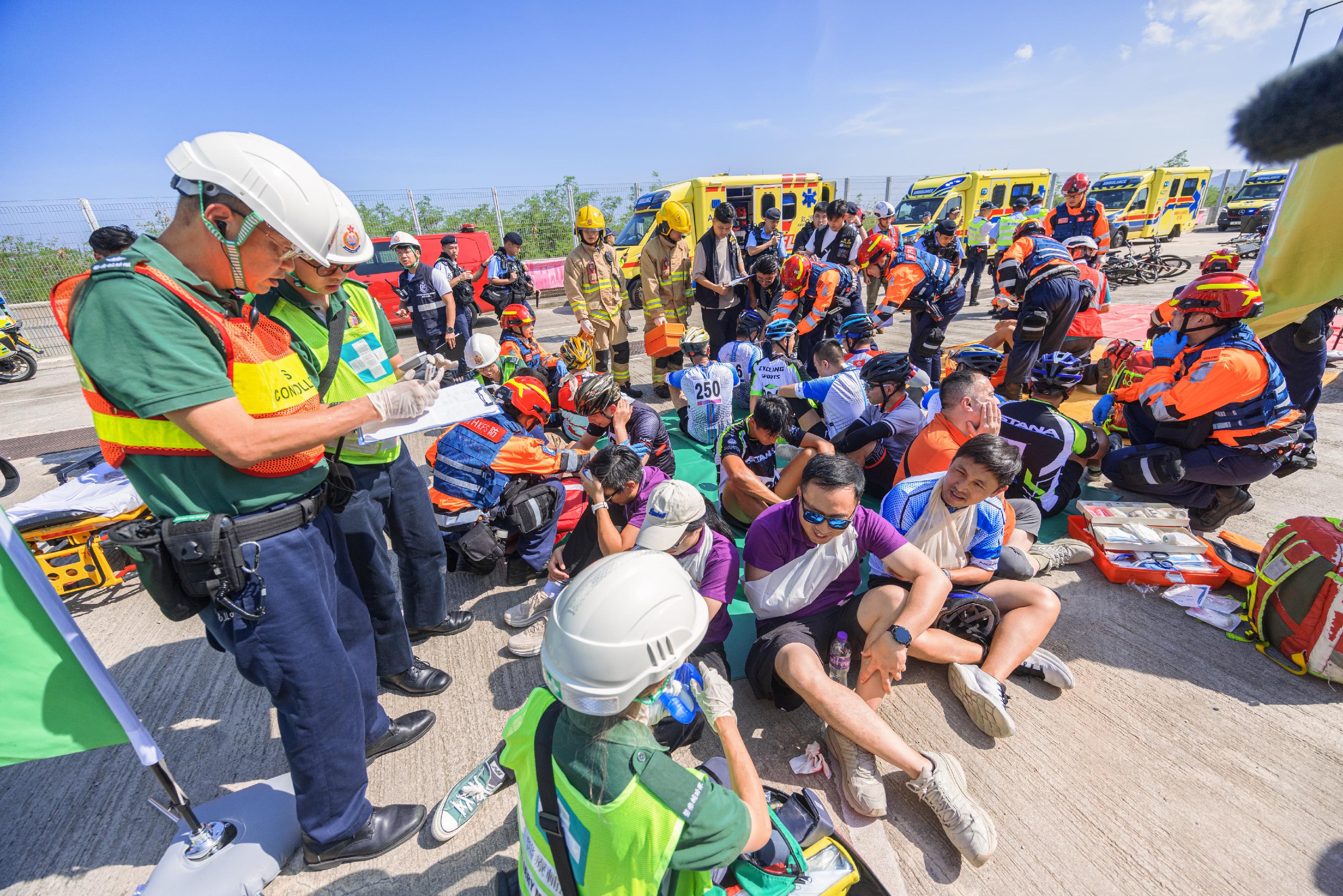 警務處新界南總區衝鋒隊今日（八月八日）在大嶼山幻想道竹篙灣社區隔離設施舉行代號為「飛鷹」、「緗堡」及「雨箭」的跨部門反恐及重大事故演習。圖示不同部門人員為傷者進行分流和救治。