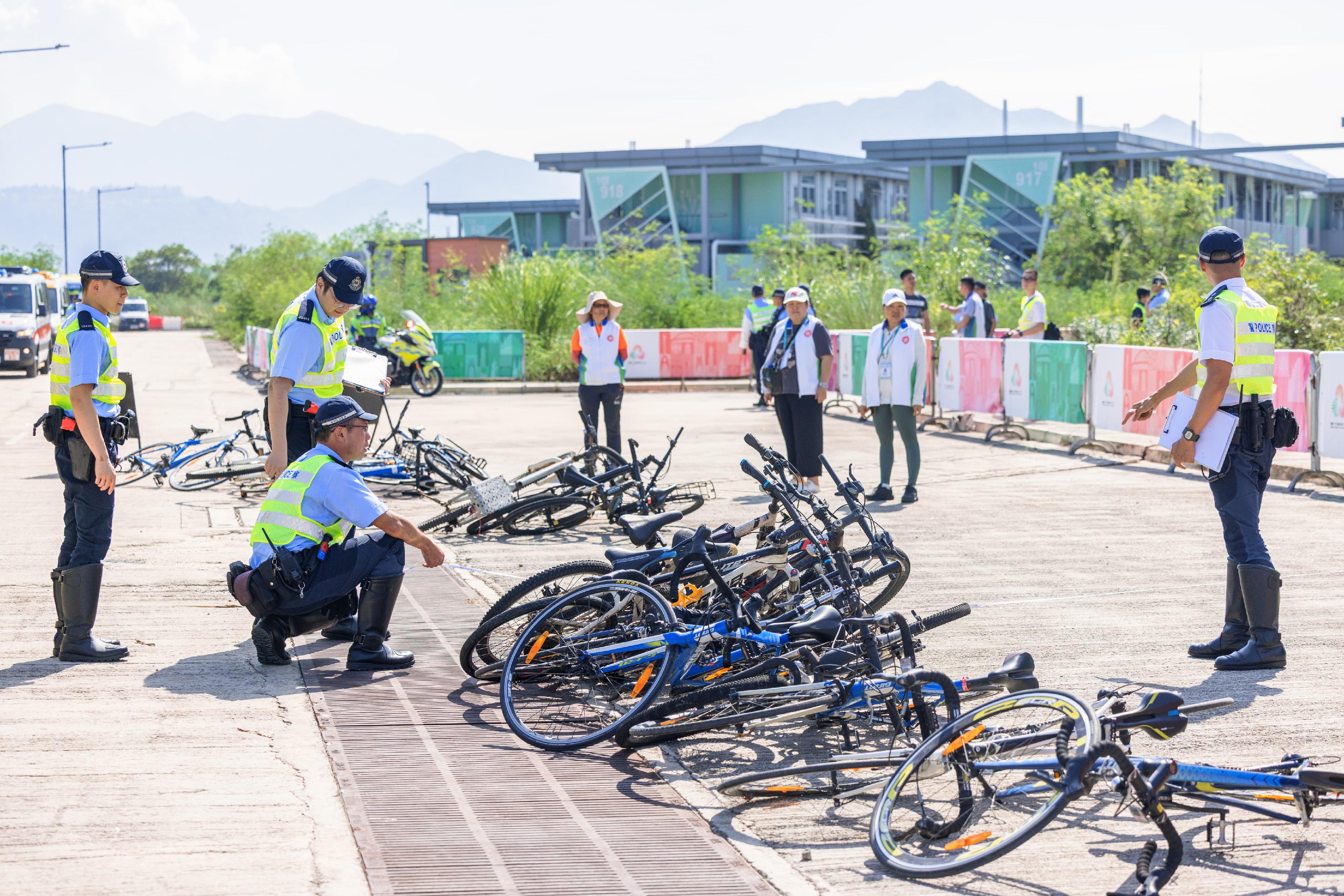 警務處新界南總區衝鋒隊今日（八月八日）在大嶼山幻想道竹篙灣社區隔離設施舉行代號為「飛鷹」、「緗堡」及「雨箭」的跨部門反恐及重大事故演習。圖示警務人員調查一宗事故。