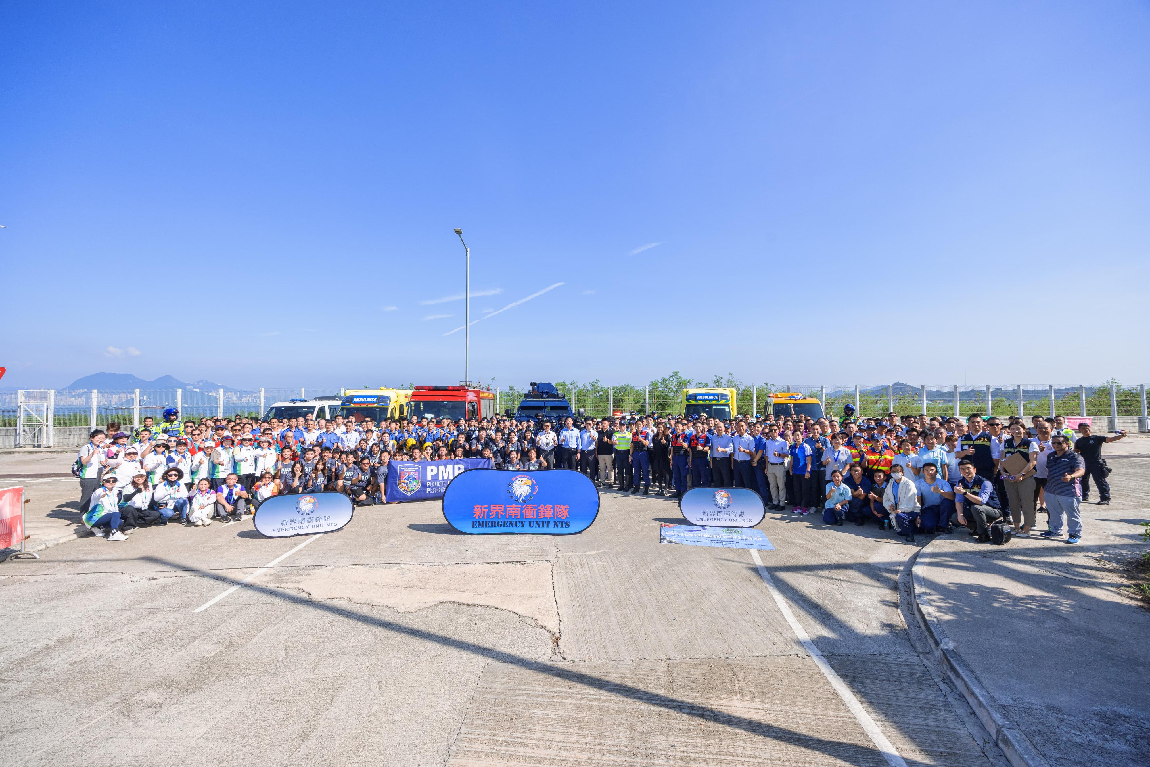 The Emergency Unit of New Territories South of the Hong Kong Police Force today (August 8) conducted an inter-departmental counter-terrorism and major incident exercise, codenamed “FLYINGEAGLE”, “YELLOWFORTRESS” and “RAINARROW” at the Penny’s Bay Community Isolation Facility, Fantasy Road, Lantau Island. 