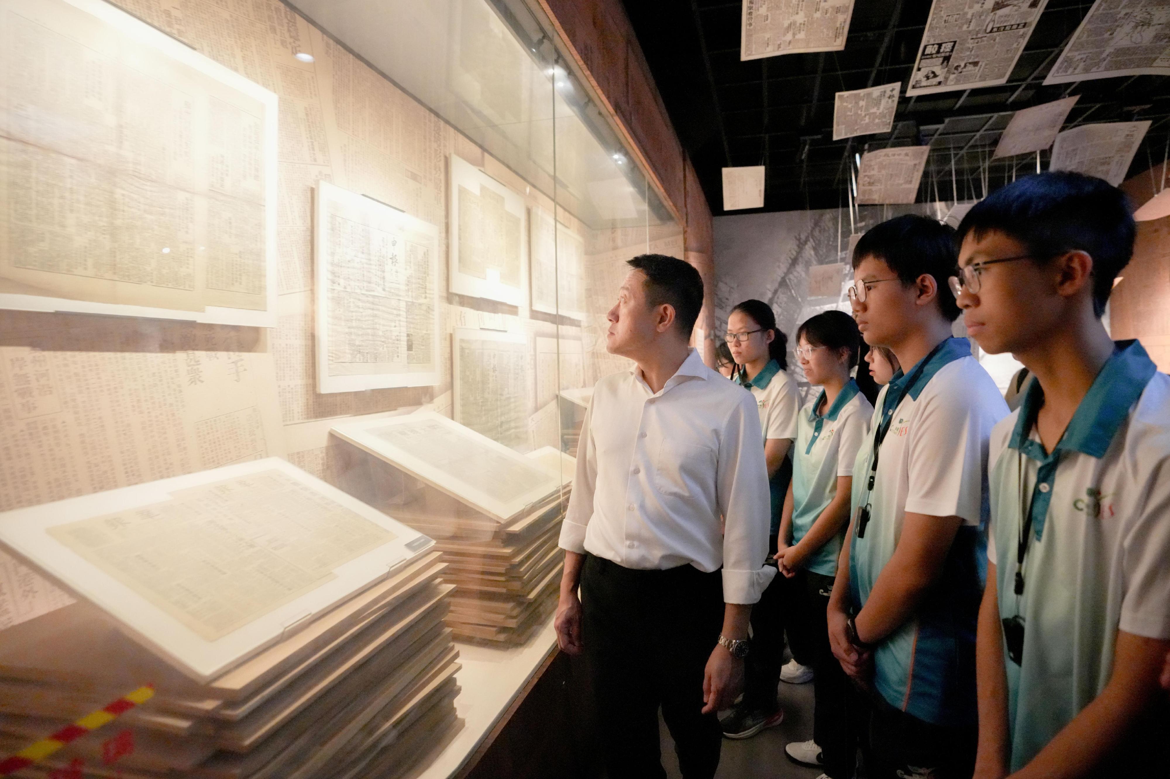 香港海關於八月四日至九日舉辦「香港海關青年發展計劃」（Customs YES）青春杭行－－科技創新與抗戰精神考察團。圖示Customs YES團員八月八日到上海四行倉庫抗戰紀念館。