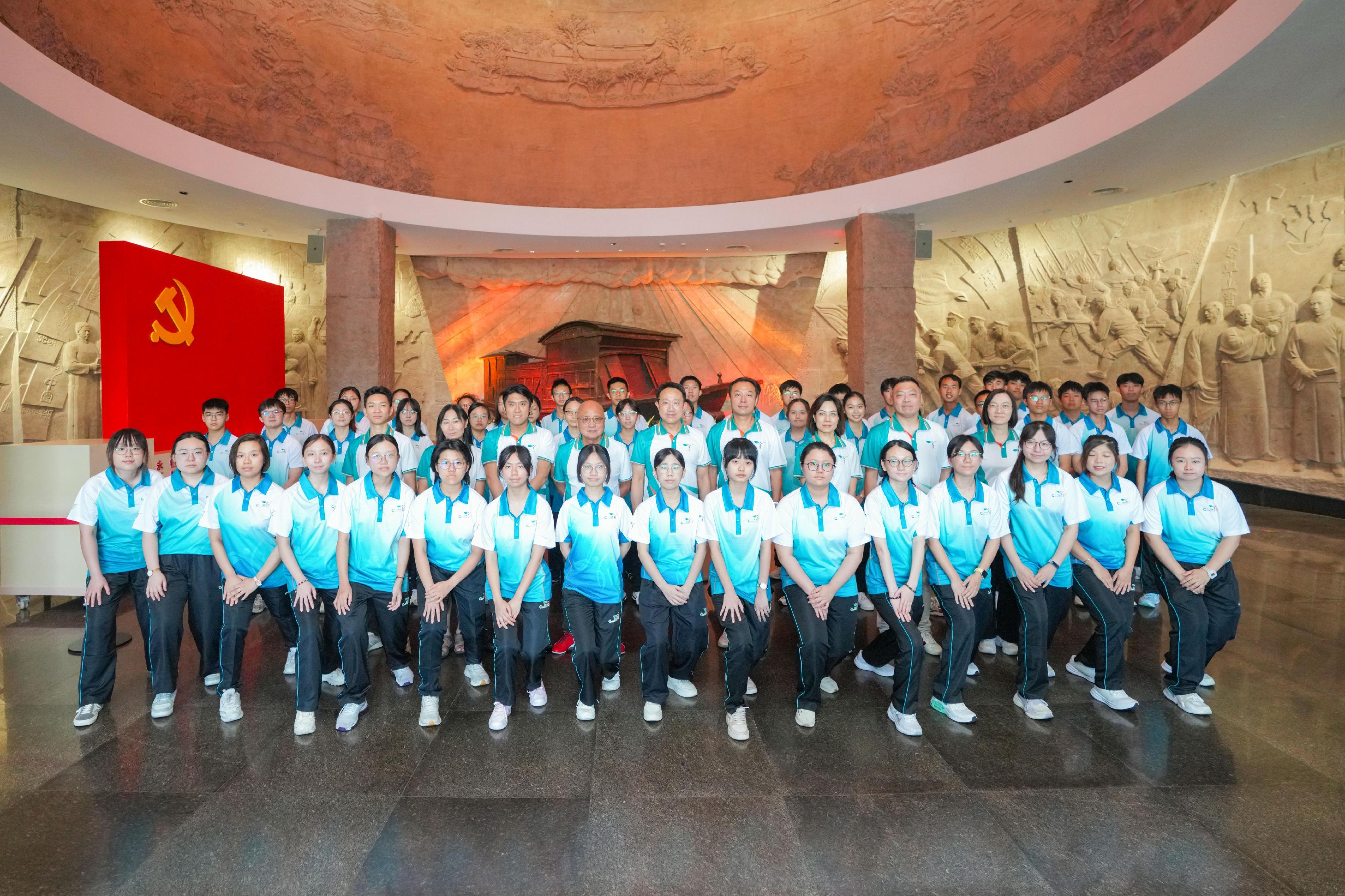 香港海關於八月四日至九日舉辦「香港海關青年發展計劃」（Customs YES）青春杭行－－科技創新與抗戰精神考察團。圖示海關關長陳子達（第二排中）、Customs YES管理委員會榮譽創會理事長關治平（第二排左四）、理事李曉華（第二排左二）、麥騫譽博士（第二排左三）、吳澤銓醫生（第二排左一）和楊彬（第二排右四）以及名譽會長會名譽會長翟英偉（第二排右二）八月七日帶領Customs YES團員參觀嘉興南湖革命紀念館。