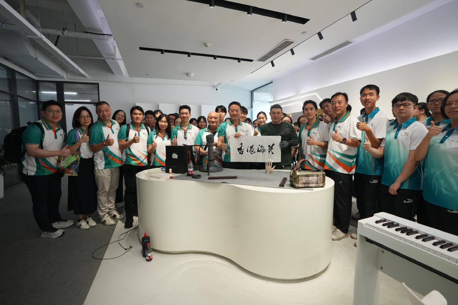 香港海關於八月四日至九日舉辦「香港海關青年發展計劃」（Customs YES）青春杭行－－科技創新與抗戰精神考察團。圖示Customs YES團員八月七日到浙江強腦科技有限公司，認識腦機接口技術。