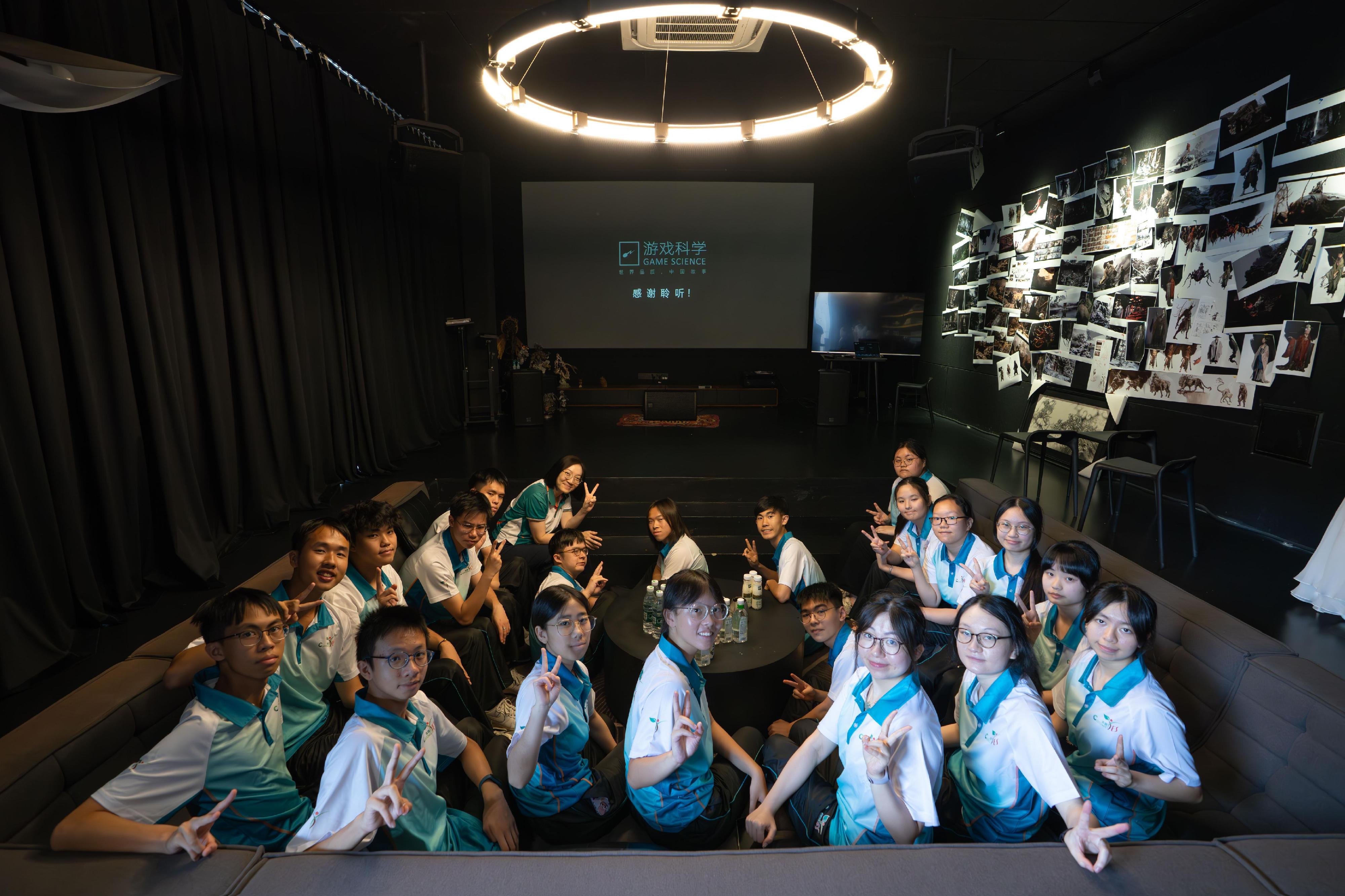 香港海關於八月四日至九日舉辦「香港海關青年發展計劃」（Customs YES）青春杭行－－科技創新與抗戰精神考察團。圖示Customs YES團員八月六日到訪杭州遊科互動科技有限公司，與遊戲研發團隊交流。
