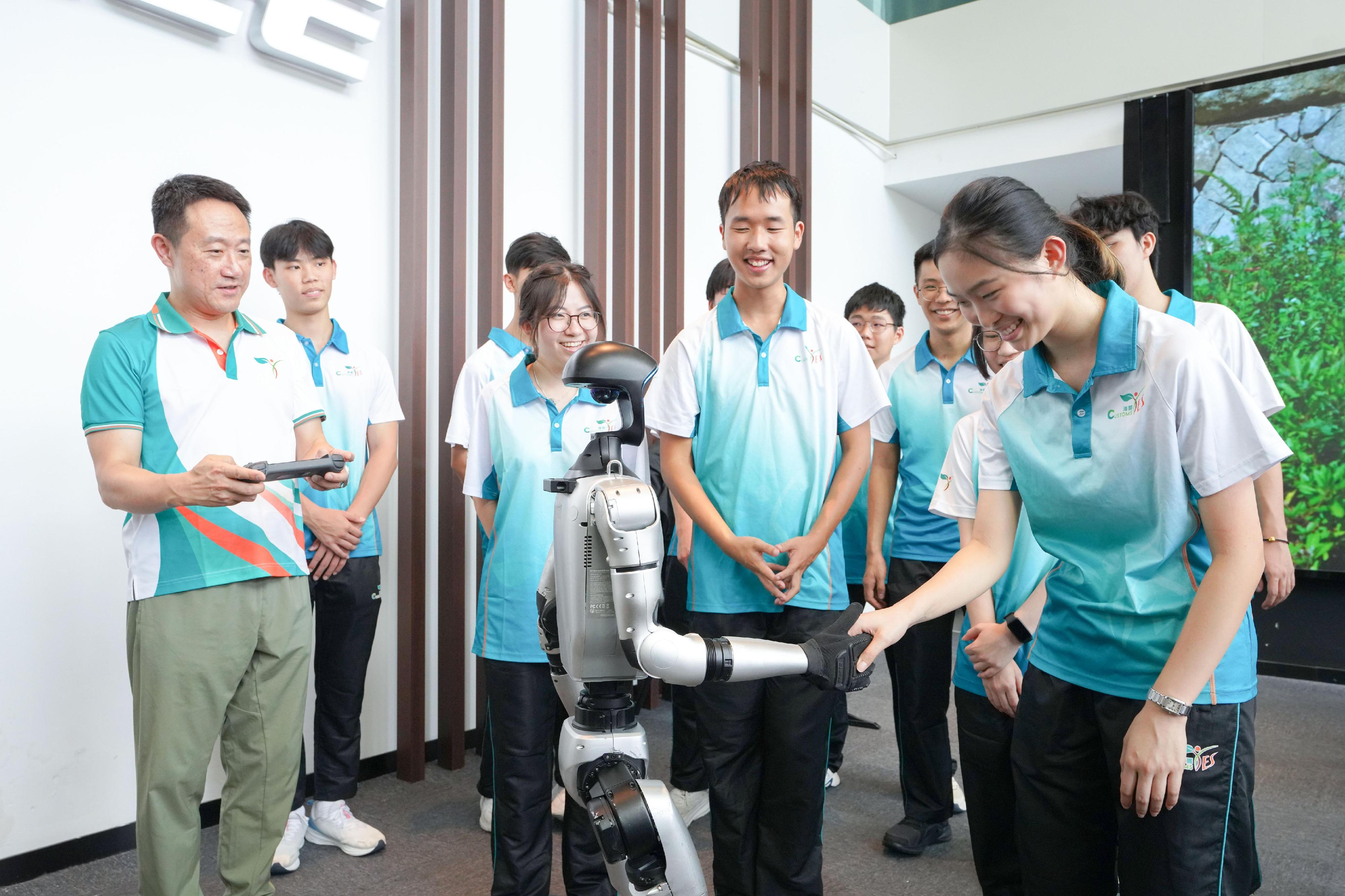香港海關於八月四日至九日舉辦「香港海關青年發展計劃」（Customs YES）青春杭行－－科技創新與抗戰精神考察團。圖示Customs YES團員八月六日到阿里巴巴集團杭州全球總部。
