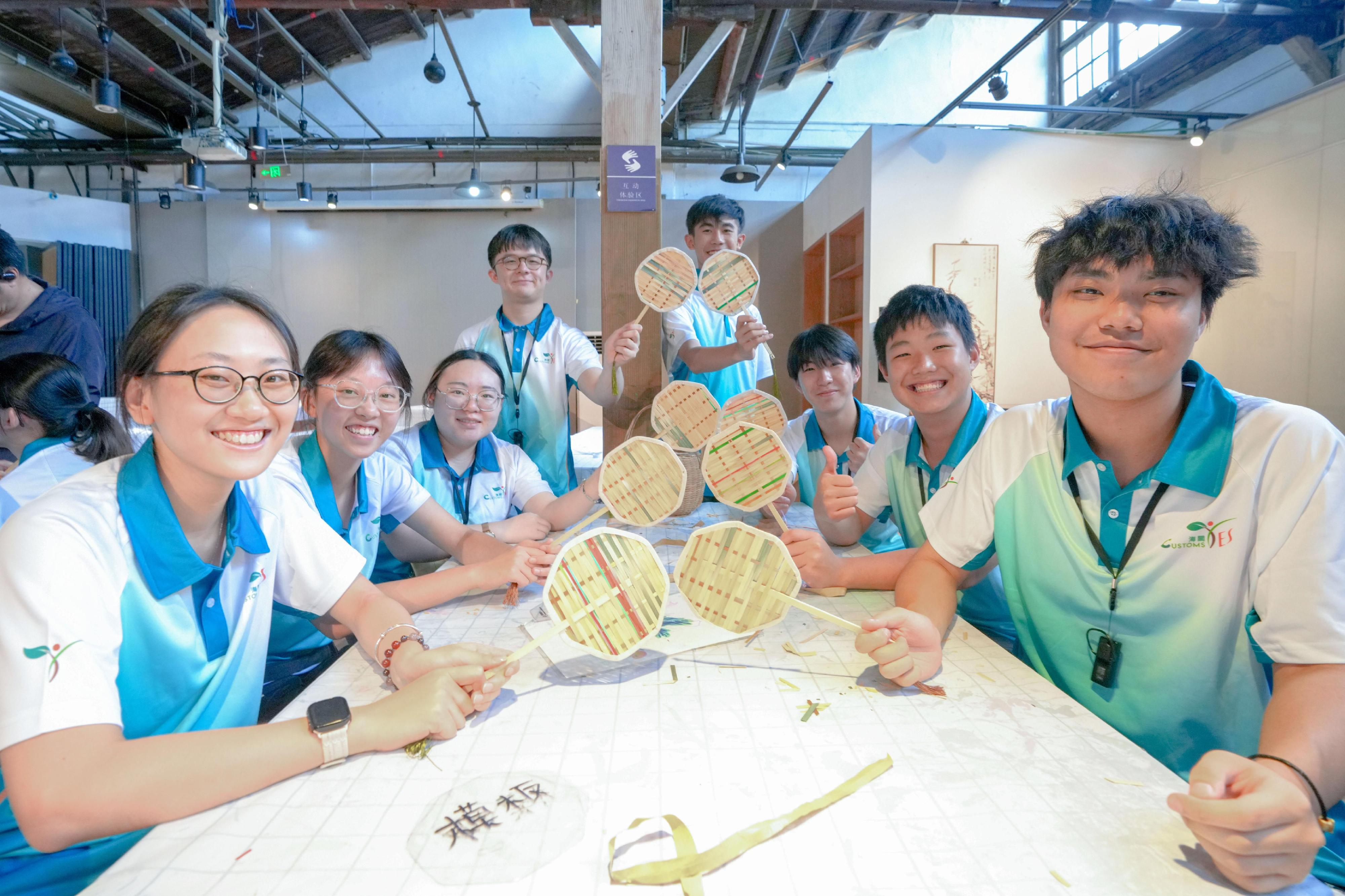 香港海關於八月四日至九日舉辦「香港海關青年發展計劃」（Customs YES）青春杭行－－科技創新與抗戰精神考察團。圖示Customs YES團員八月五日到杭州手工藝活態館，製作中國傳統清風竹扇，感受非物質文化遺產手工藝的獨特魅力。