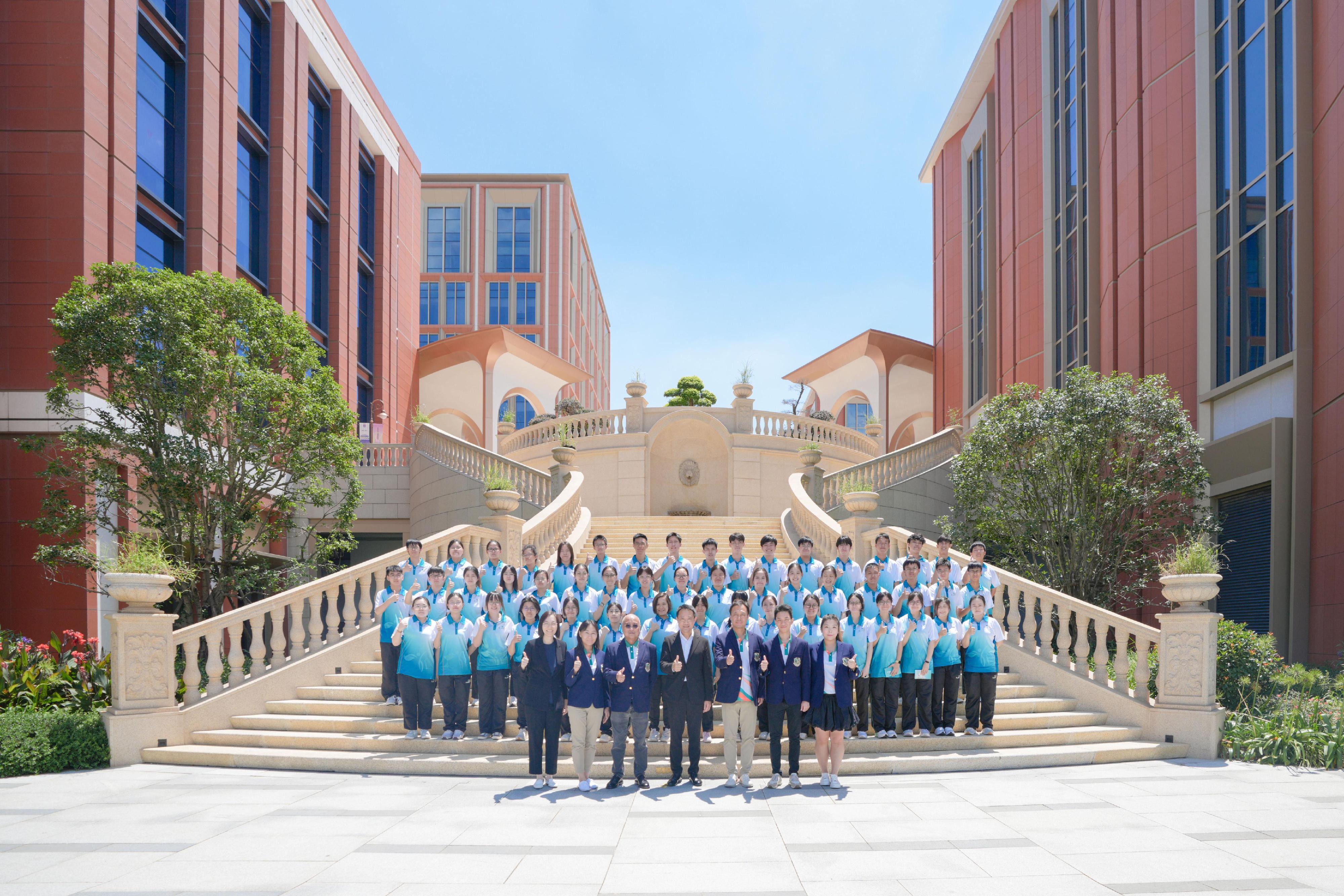 Hong Kong Customs organised a summer innovation and historical exploration tour for Customs YES from August 4 to 9. Photo shows the Commissioner of Customs and Excise, Mr Chan Tsz-tat (first row, centre); the Honorary Founding Executive Director of the Executive Committee of Customs YES, Mr Edgar Kwan (first row, third left); the Directors, Ms Sylvia Lee (first row, second left), Dr Charles Ng (first row, second right) and Mr Yang Bin (first row, third right); and the Honorary President of the Honorary Presidents' Association, Ms Nicole Wong (first row, first right), leading Customs YES members on a visit to the Huawei Lianqiu Lake R&D Center on August 8.
