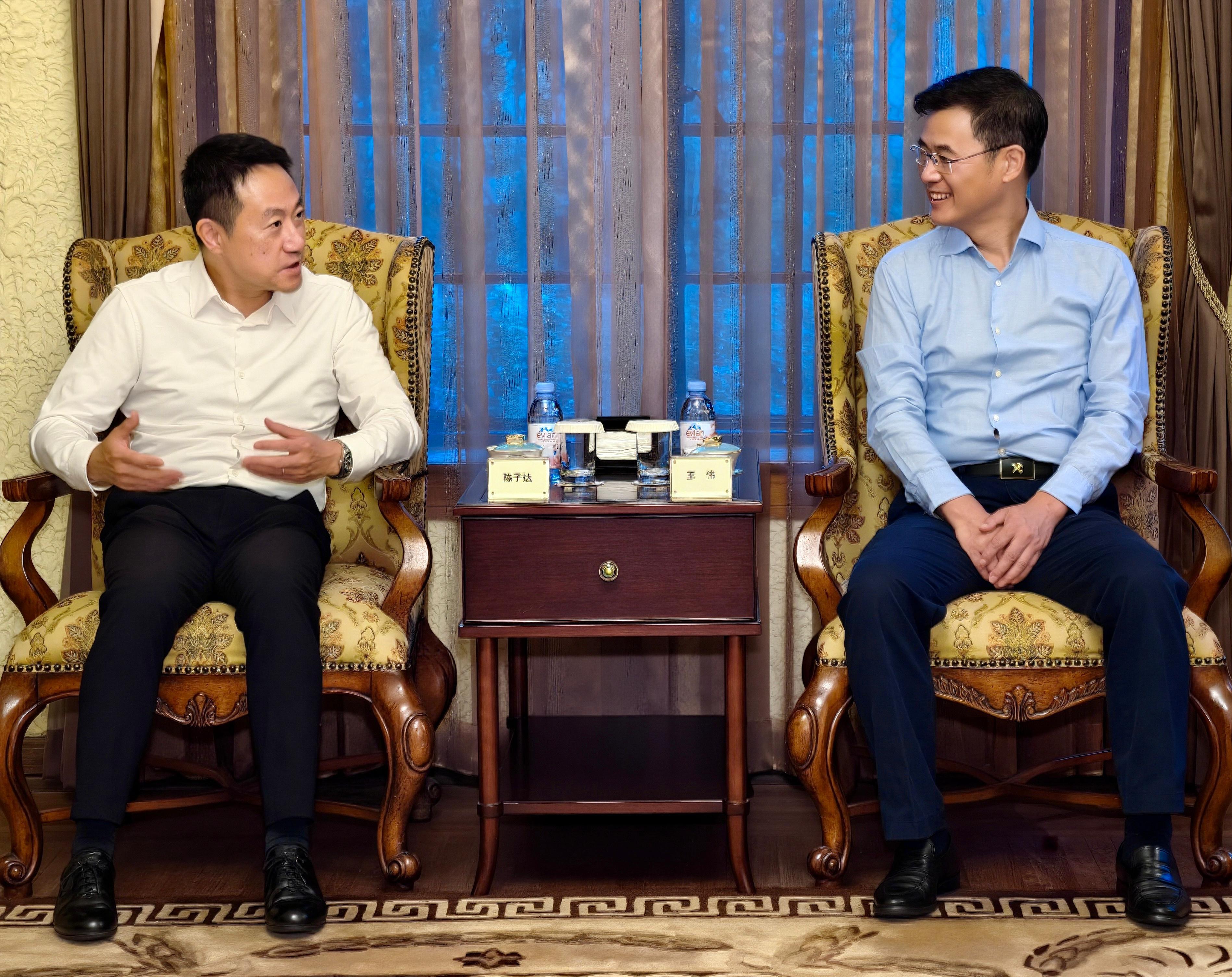 Hong Kong Customs organised a summer innovation and historical exploration tour for Customs YES from August 4 to 9. Photo shows the Commissioner of Customs and Excise, Mr Chan Tsz-tat (left), visiting the Shanghai Customs District and meeting with the Director General in Shanghai Customs District, Mr Wang Wei (right), on August 7.
