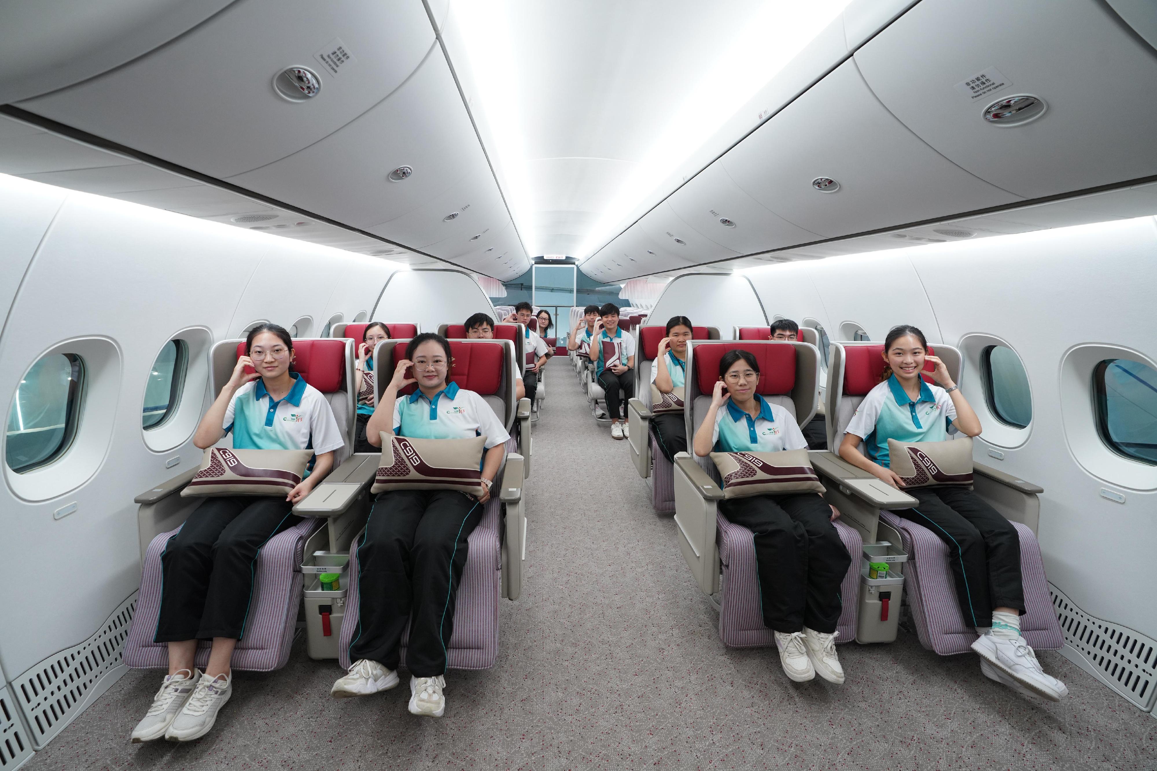 Hong Kong Customs organised a summer innovation and historical exploration tour for Customs YES from August 4 to 9. Photo shows Customs YES members touring the facilities related to the home-developed aircraft C919 at the innovation centre of the Commercial Aircraft Corporation of China, Ltd on August 9.
