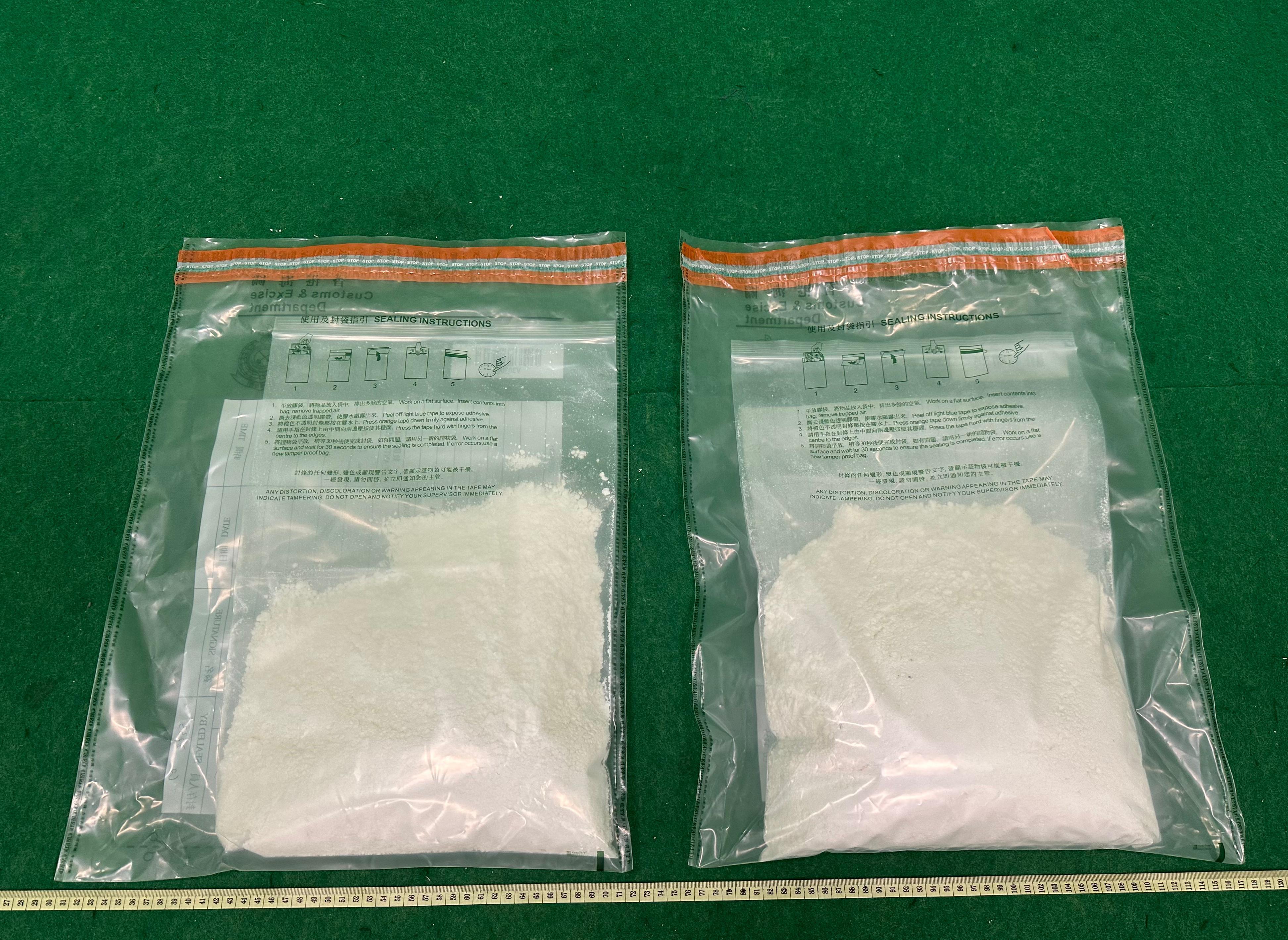 Hong Kong Customs yesterday (August 8) detected a drug trafficking case involving baggage concealment at Hong Kong International Airport and seized about 3 kilograms of suspected cocaine with an estimated market value of about $2.4 million. Photo shows the suspected cocaine seized.