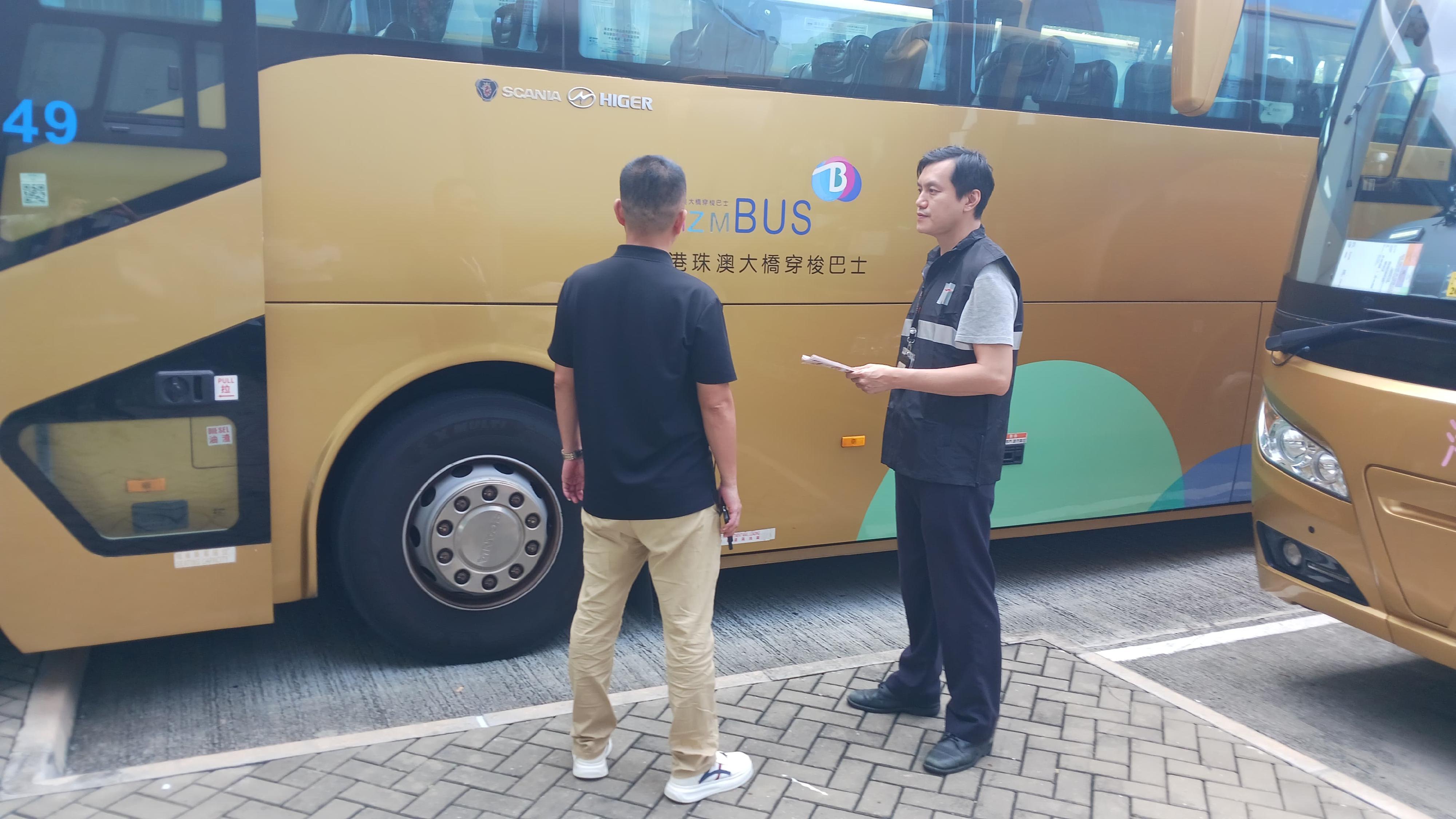 衞生防護中心（中心）港口衞生科已在各個口岸加強有關基孔肯雅熱的宣傳教育工作，確保環境衞生良好及有效落實防蚊措施。圖示中心港口衞生科人員於八月七日到港珠澳大橋出入境管制站及跨境巴士站視察，提醒跨境巴士公司營辦商人員加強防控蚊患措施。