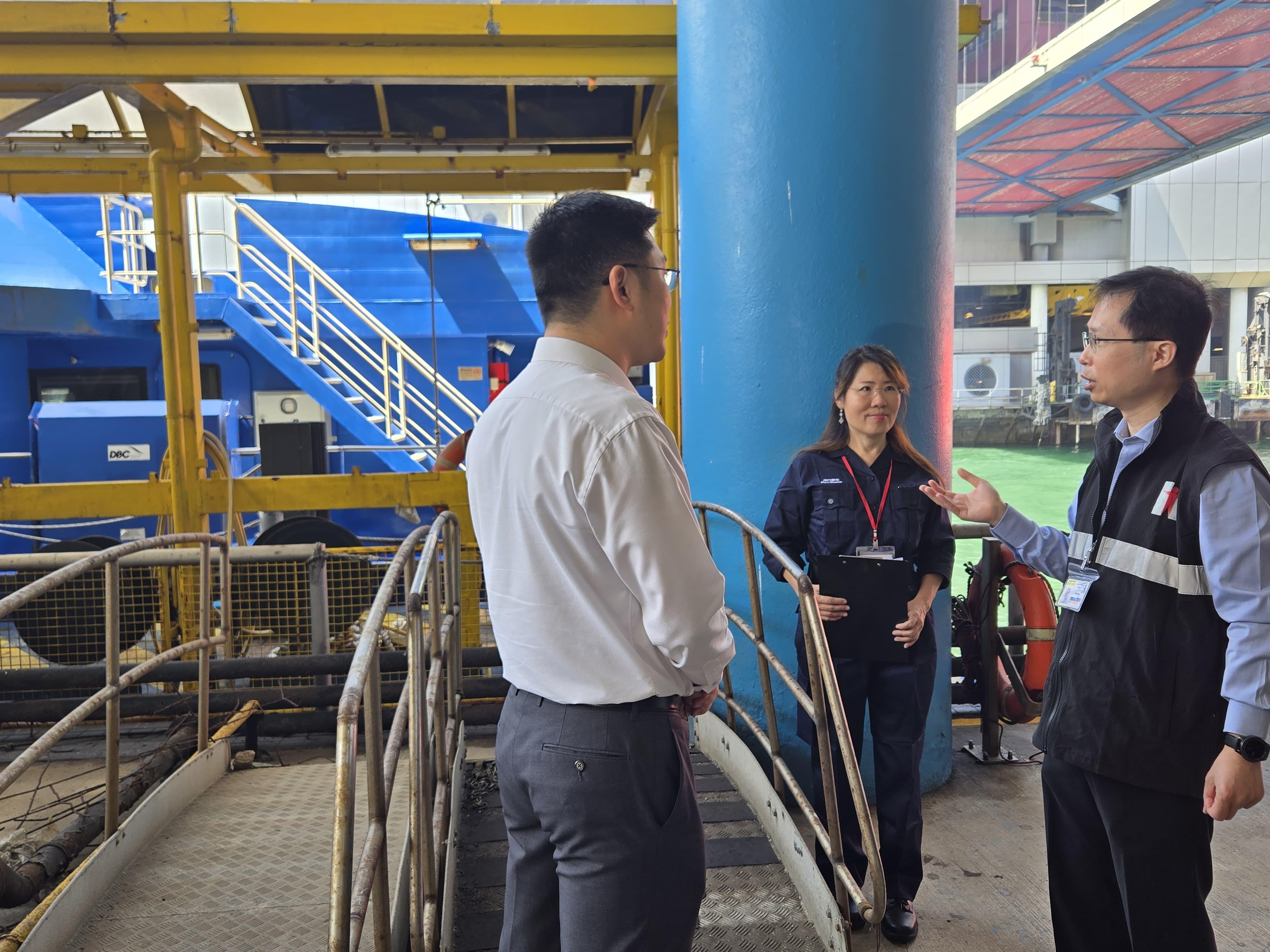 The Centre for Health Protection's Port Health Division has stepped up publicity and education efforts regarding chikungunya fever at boundary control points to ensure good environmental hygiene and effective implementation of anti-mosquito measures. Photo shows Port Health Division staff members conducting an inspection at the Hong Kong-Macau Ferry Terminal yesterday (August 8) and reminded staff of a cross-boundary ferry company to strengthen anti-mosquito measures.
