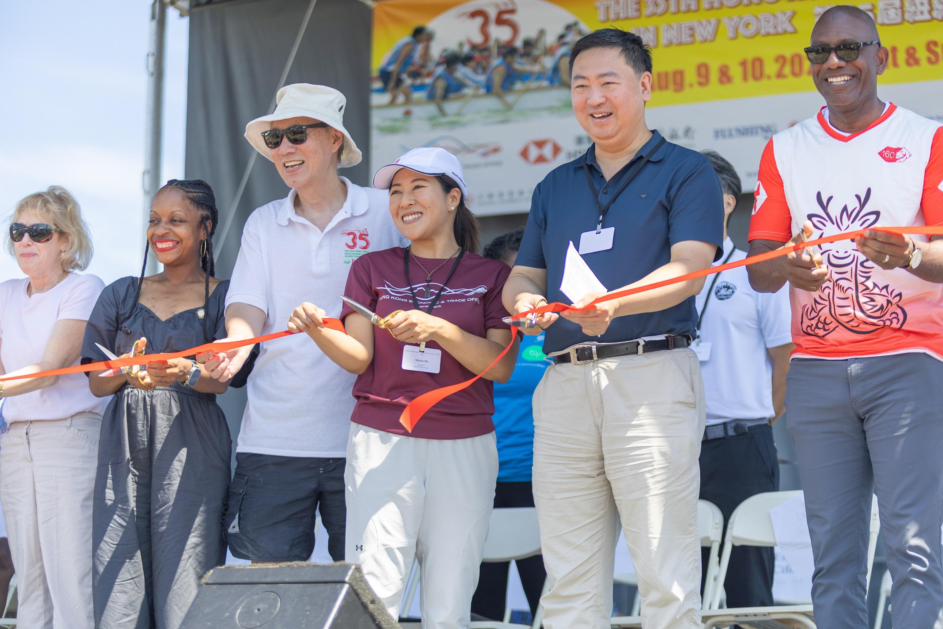 The annual Hong Kong Dragon Boat Festival in New York marked its 35th anniversary with a vibrant celebration of sport, culture, and community at Meadow Lake, in Flushing Meadows Corona Park over the weekend (August 9 and 10, New York time). Photo shows the Director of the Hong Kong Economic and Trade Office in New York, Ms Maisie Ho (fourth left), the Consul General of the People's Republic of China in New York, Mr Chen Li (fifth left) and the Chairman of the Hong Kong Dragon Boat Festival in New York, Mr Henry Wan (third left) and other dignitaries take part in the ribbon-cutting ceremony at the opening ceremony of the Hong Kong Dragon Boat Festival in New York on August 9.