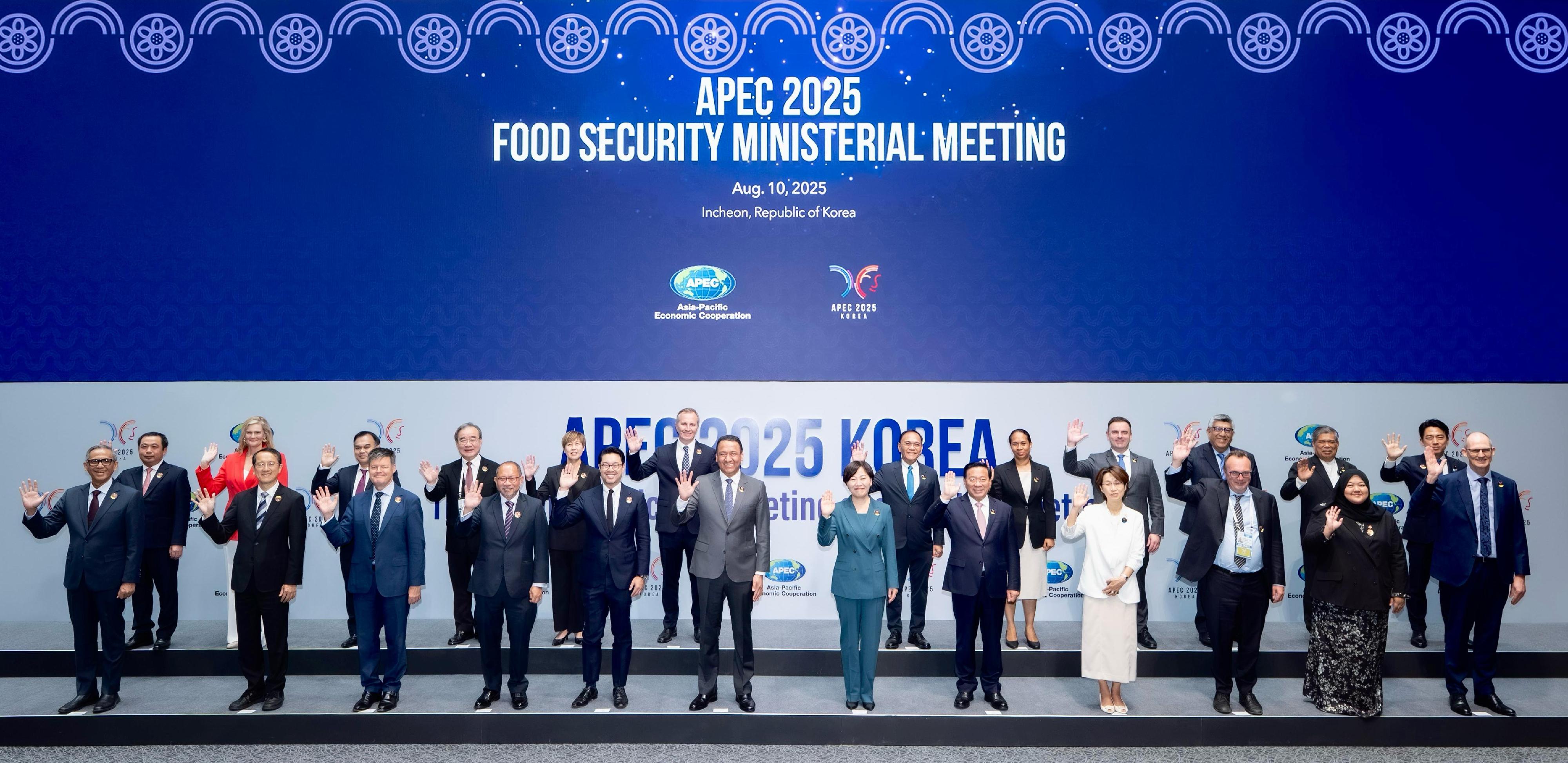 The Deputy Director of Agriculture, Fisheries and Conservation, Mr Patrick Lai, attended the tenth Asia-Pacific Economic Cooperation (APEC) Food Security Ministerial Meeting held yesterday (August 9) and today (August 10) in Incheon, Korea. Photo shows Mr Lai (front row, second left) with other representatives from APEC member economies.