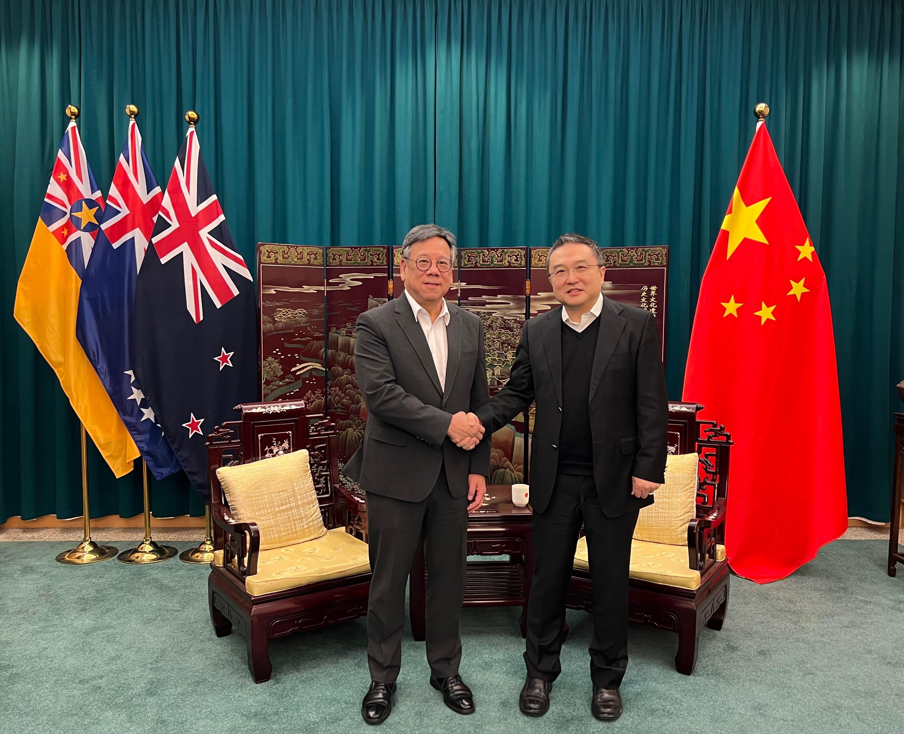 The Secretary for Commerce and Economic Development, Mr Algernon Yau, began his visit to New Zealand today (August 11) to promote Hong Kong's unparalleled strengths under the "one country, two systems" principle and foster economic and trade collaboration between the two places. Photo shows Mr Yau (left) paying a courtesy call on the Ambassador of the People's Republic of China to New Zealand, the Cook Islands and Niue, Dr Wang Xiaolong (right), in Wellington to keep him abreast of Hong Kong's latest developments and efforts in deepening international exchanges and co-operation, with a view to coping with the changes in the global economic and trade landscape.