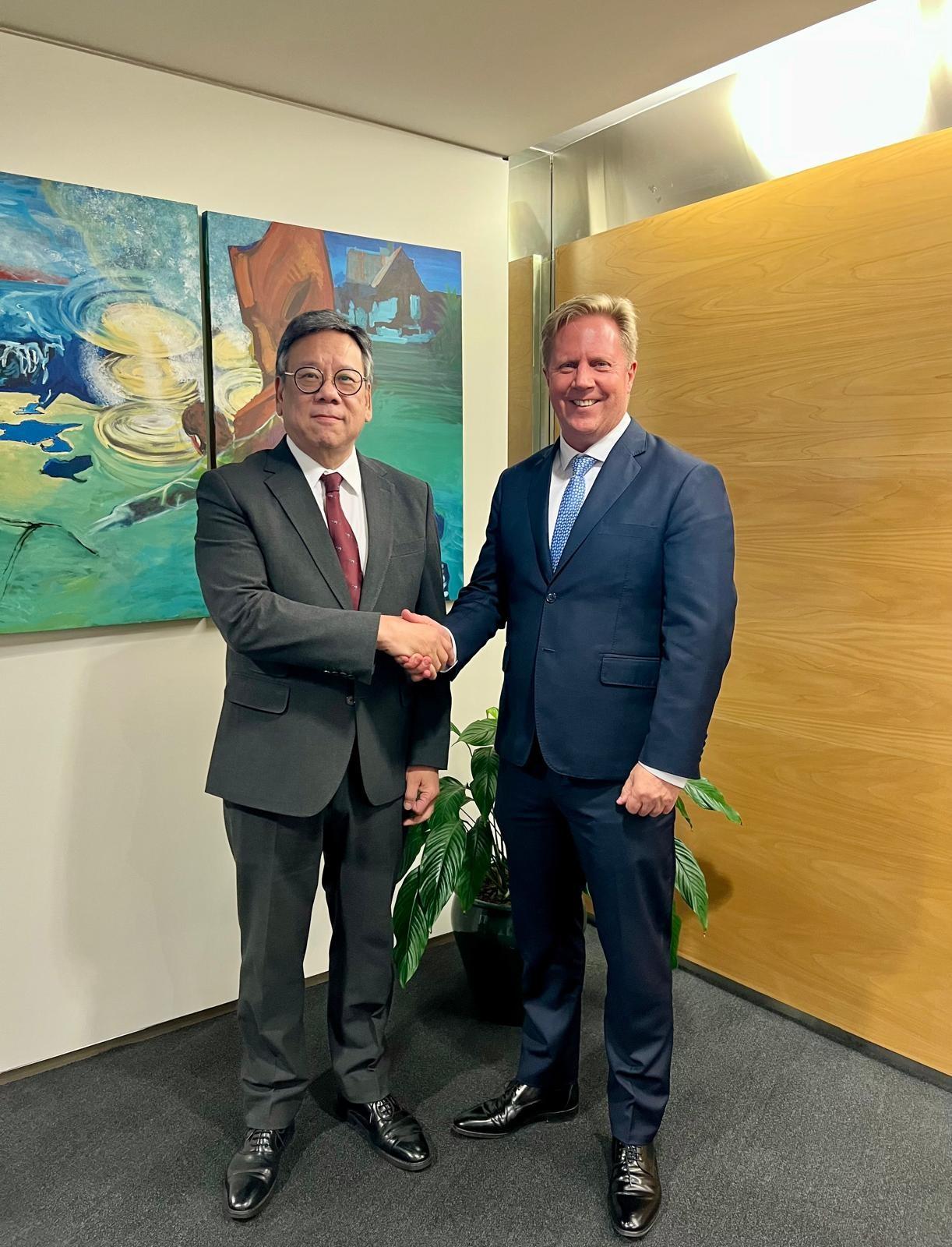 The Secretary for Commerce and Economic Development, Mr Algernon Yau, began his visit to New Zealand today (August 11) to promote Hong Kong's unparalleled strengths under the "one country, two systems" principle and foster economic and trade collaboration between the two places. Photo shows Mr Yau (left) meeting with the Minister of Agriculture, Minister of Forestry, Minister for Trade and Investment and Associate Minister of Foreign Affairs of New Zealand, Mr Todd McClay (right), in Wellington to give him an update on Hong Kong's latest economic developments and initiatives to promote trade and investment, such as the deduction in liquor duty, and exchange views on strengthening bilateral relations to bring mutual benefits.