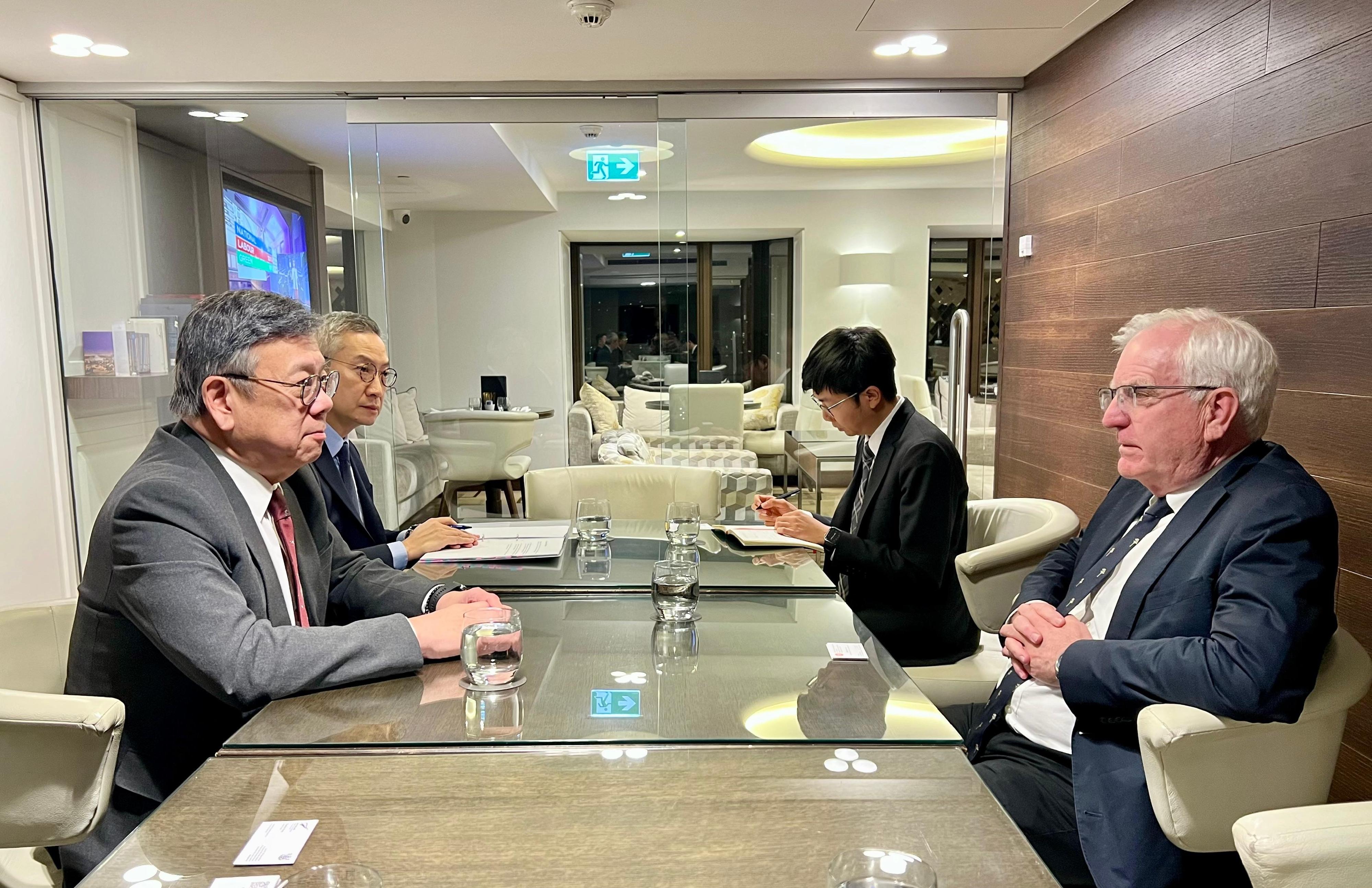 The Secretary for Commerce and Economic Development, Mr Algernon Yau, began his visit to New Zealand today (August 11) to promote Hong Kong's unparalleled strengths under the "one country, two systems" principle and foster economic and trade collaboration between the two places. Photo shows Mr Yau (first left) meeting with the Chair of New Zealand Trade and Enterprise and board member of Invest New Zealand Mr Charles Finny (first right) in Wellington to gain a better understanding of the latest developments of local industries and exchange views on co-operation opportunities. Looking on is the Director of the Hong Kong Economic and Trade Office, Sydney, Mr Ricky Chong (second left).