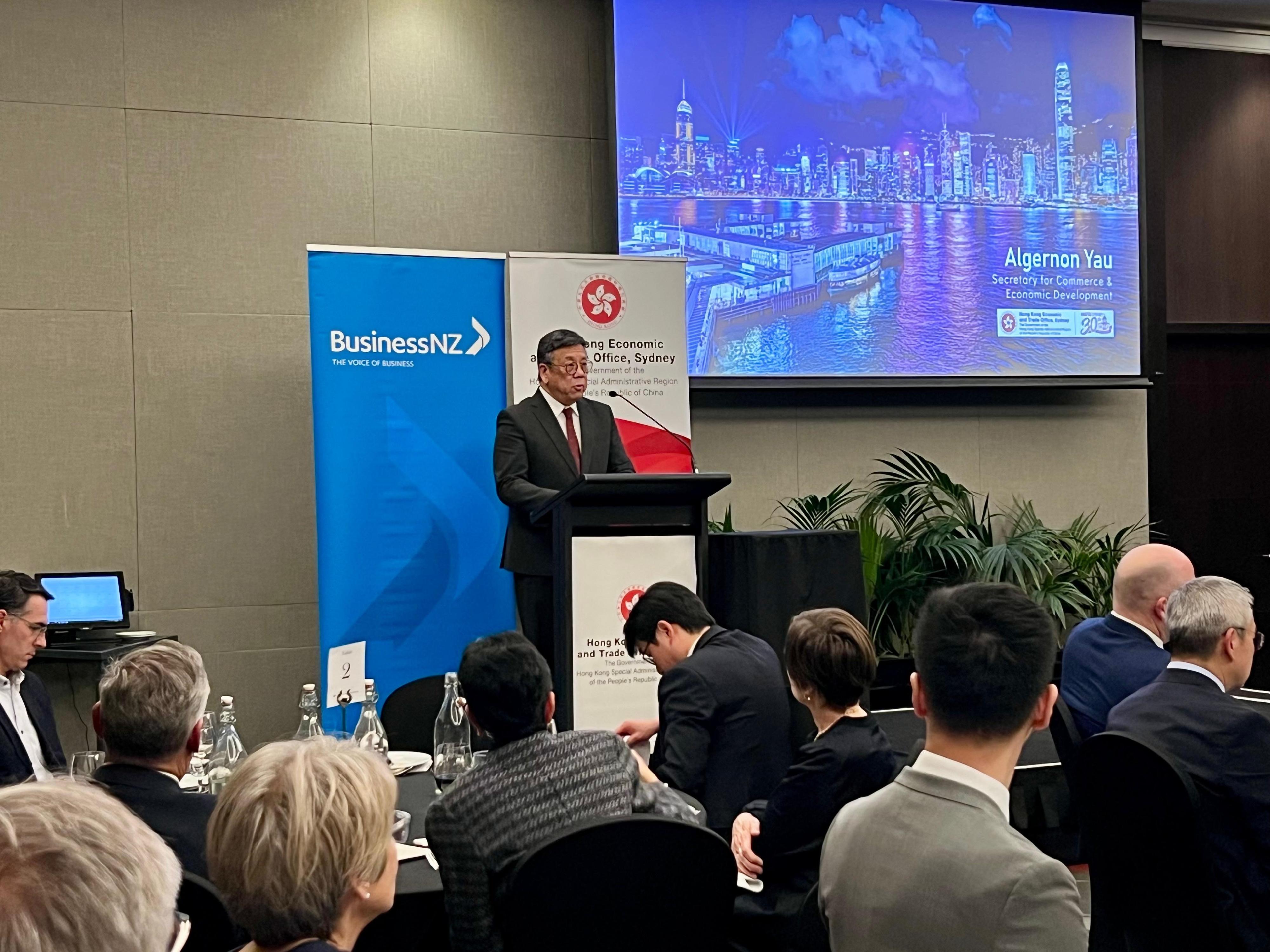 The Secretary for Commerce and Economic Development, Mr Algernon Yau, began his visit to New Zealand today (August 11) to promote Hong Kong's unparalleled strengths under the "one country, two systems" principle and foster economic and trade collaboration between the two places. Photo shows Mr Yau speaking at a business dinner cohosted by the Hong Kong Economic and Trade Office, Sydney and BusinessNZ in Wellington to promote Hong Kong's strategic location and its roles as an international trade centre and investment hub.
