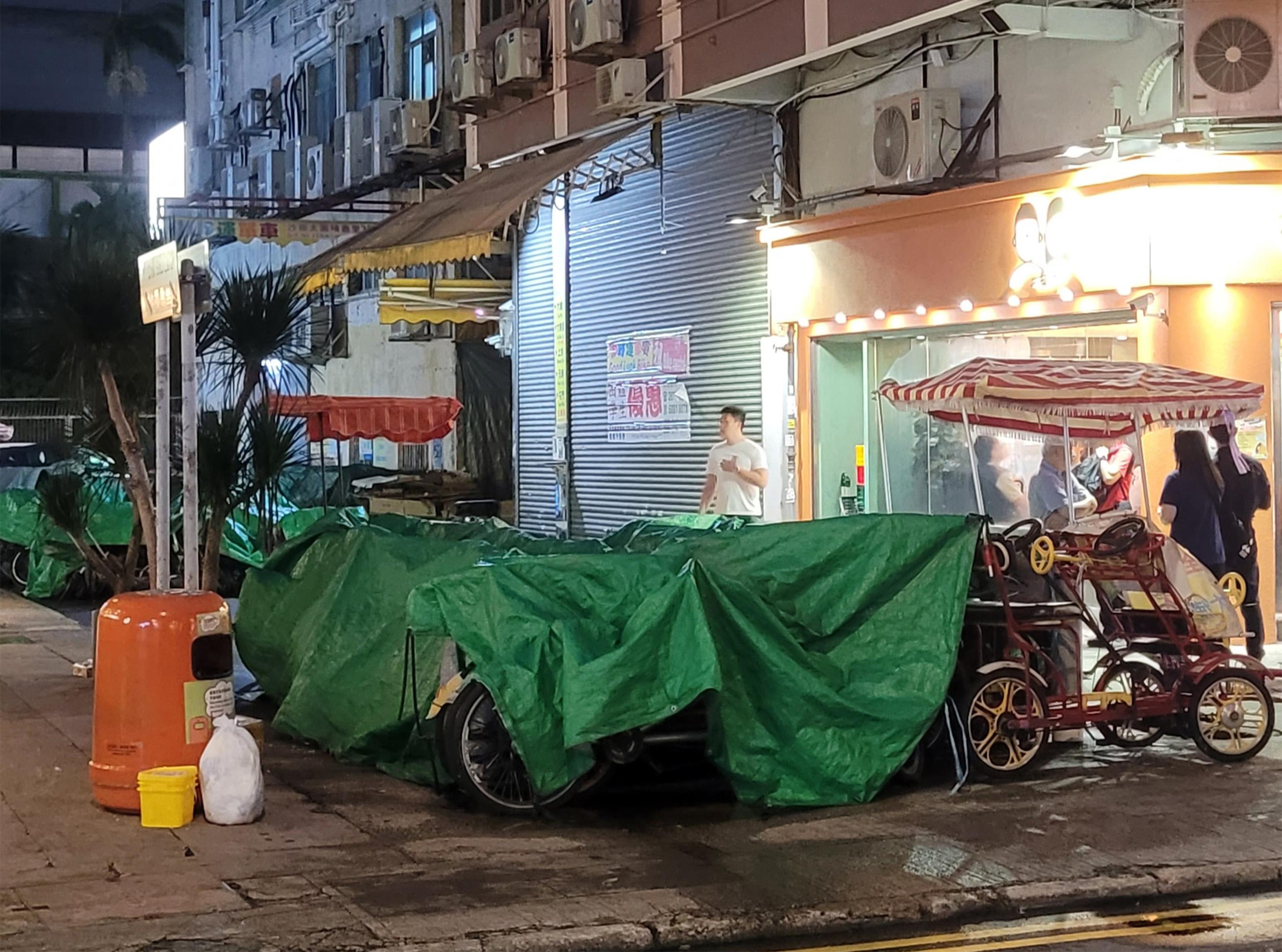 The Ombudsman, Mr Jack Chan, today (August 12) announced the launch of a full investigation to examine the mechanism of regulating illegal bicycle parking caused by bicycle rental shops. 