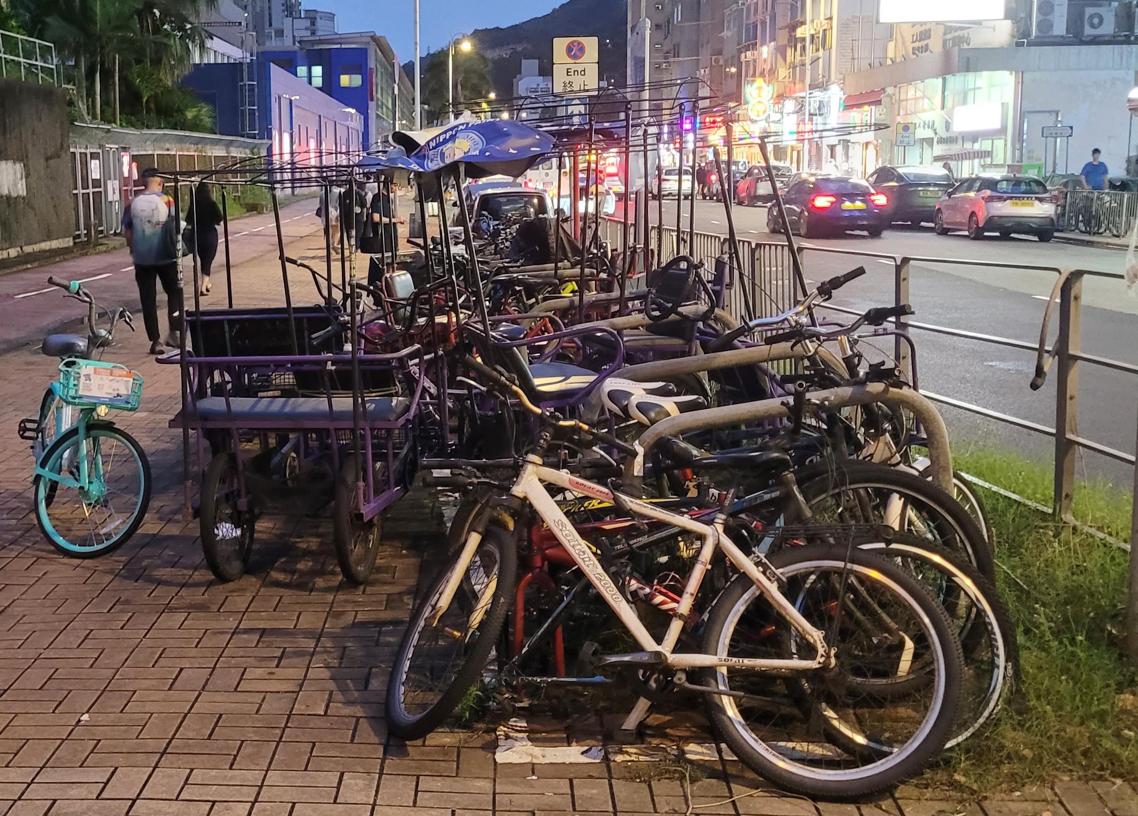 The Ombudsman, Mr Jack Chan, today (August 12) announced the launch of a full investigation to examine the mechanism of regulating illegal bicycle parking caused by bicycle rental shops. 