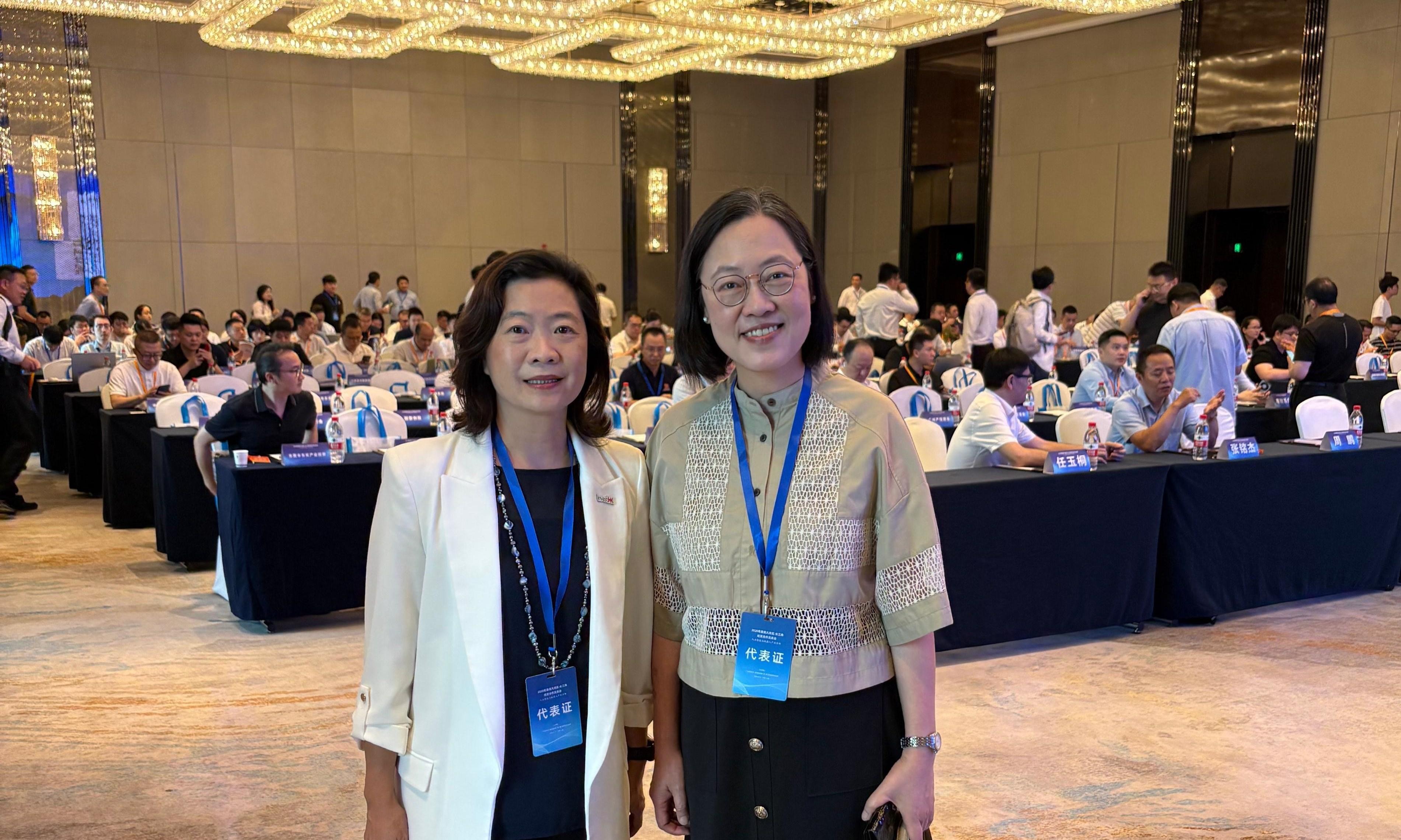 Associate Director-General of Investment Promotion at Invest Hong Kong Ms Loretta Lee attended the 2025 Guangdong-Hong Kong-Macao Greater Bay Area-Yangtze River Delta Economic and Trade Cooperation Exchange Conference (Artificial Intelligence and Robotics Industry Session) in Shanghai today (August 12), promoting Hong Kong's business advantages and opportunities in the innovation and technology industry to AI and robotics enterprises in the Yangtze River Delta. She encouraged these enterprises to fully leverage Hong Kong's advantages as a "super connector" to complement the strengths of the Yangtze River Delta region. Photo shows Ms Lee (left) and Assistant Commissioner for the Development of the Guangdong-Hong Kong-Macao Greater Bay Area Ms Cathy Li (right) at the conference. 

