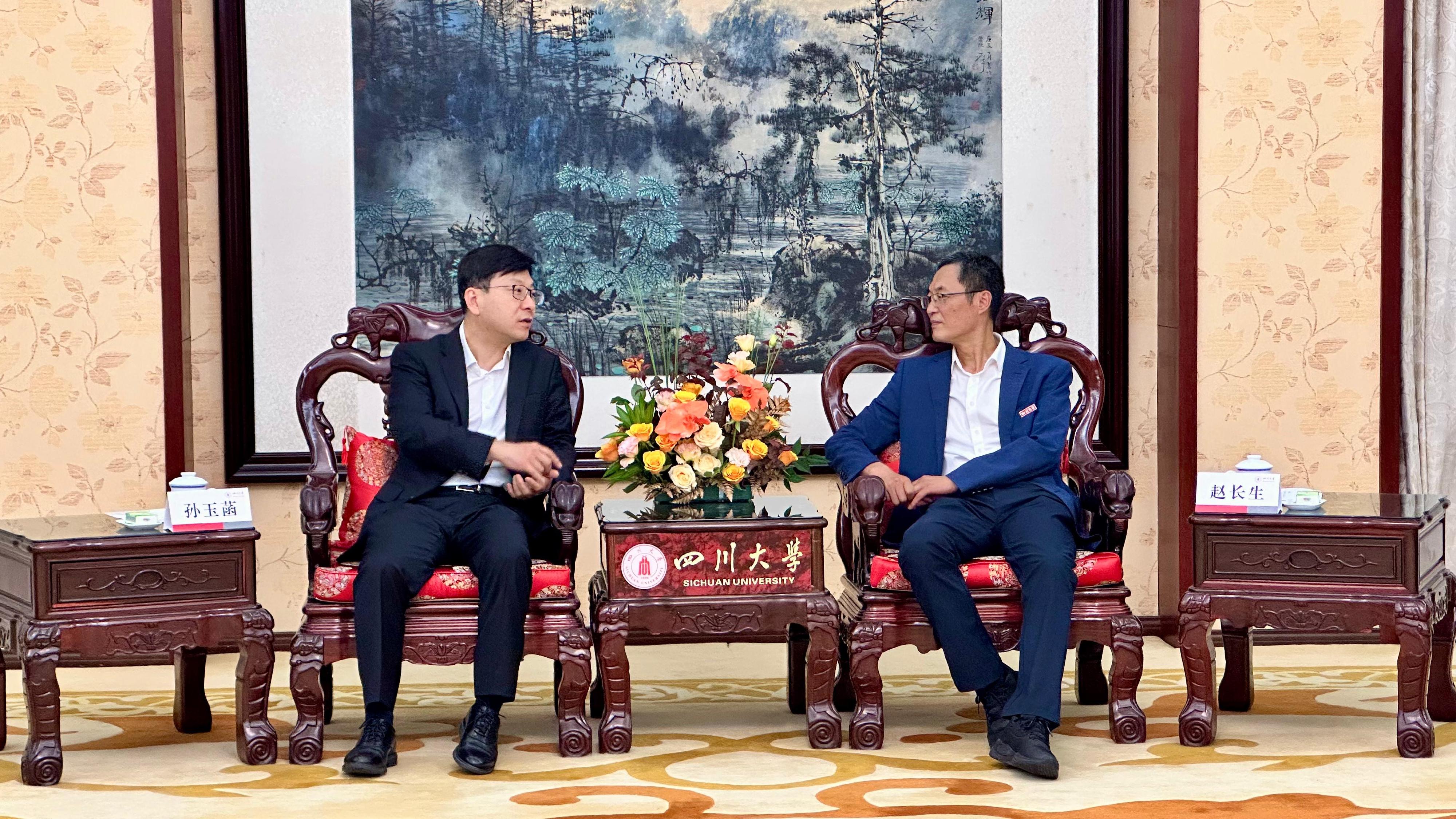 The Secretary for Labour and Welfare, Mr Chris Sun, concluded his visit to Chengdu today (August 12). Photo shows Mr Sun (left) meeting and exchanging views with Vice President of Sichuan University Professor Zhao Changsheng (right) yesterday (August 11).