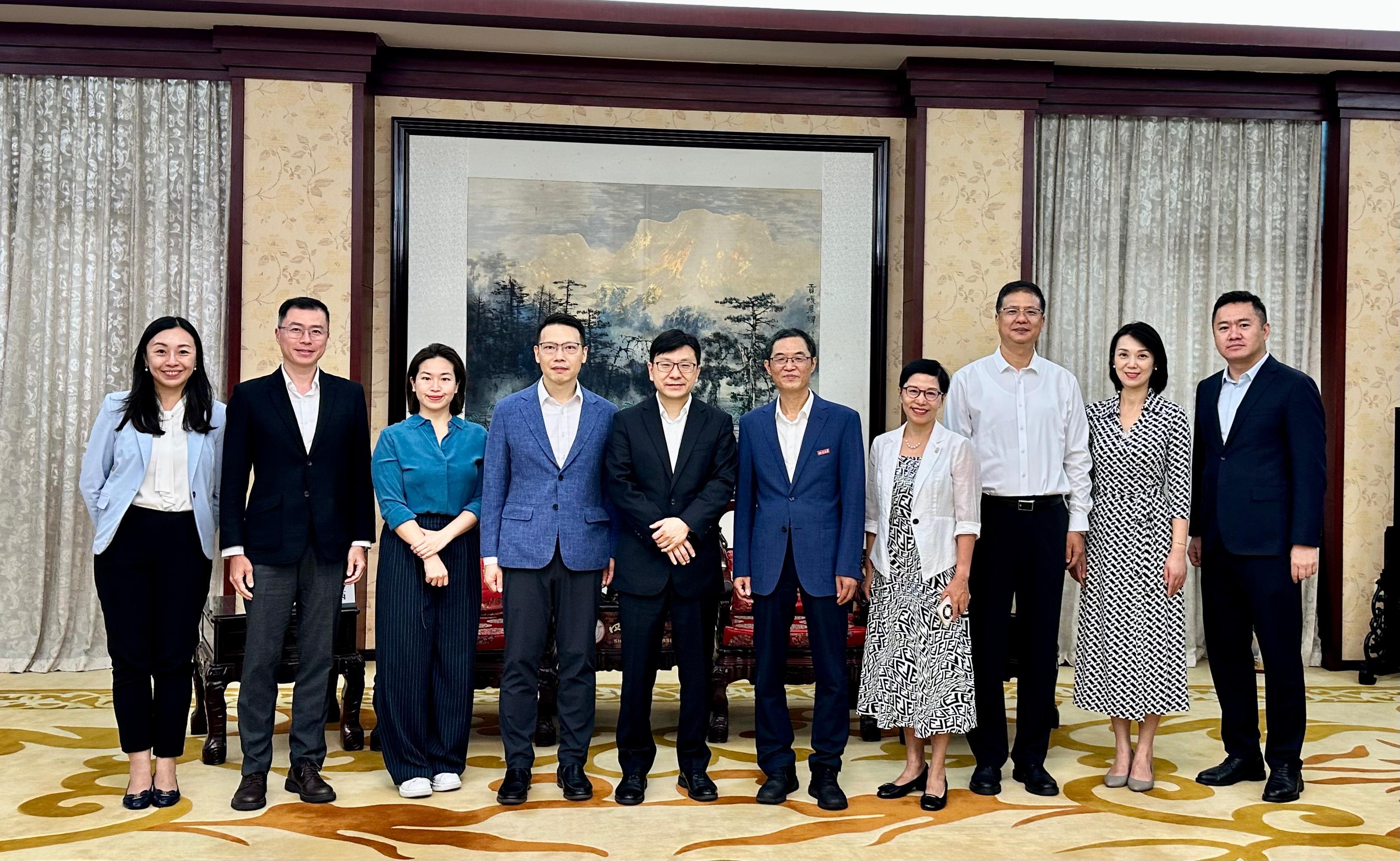 The Secretary for Labour and Welfare, Mr Chris Sun, concluded his visit to Chengdu today (August 12). Photo shows Mr Sun (fifth left) with Vice President of Sichuan University Professor Zhao Changsheng (fifth right) and other senior officials of the University after their meeting yesterday (August 11).