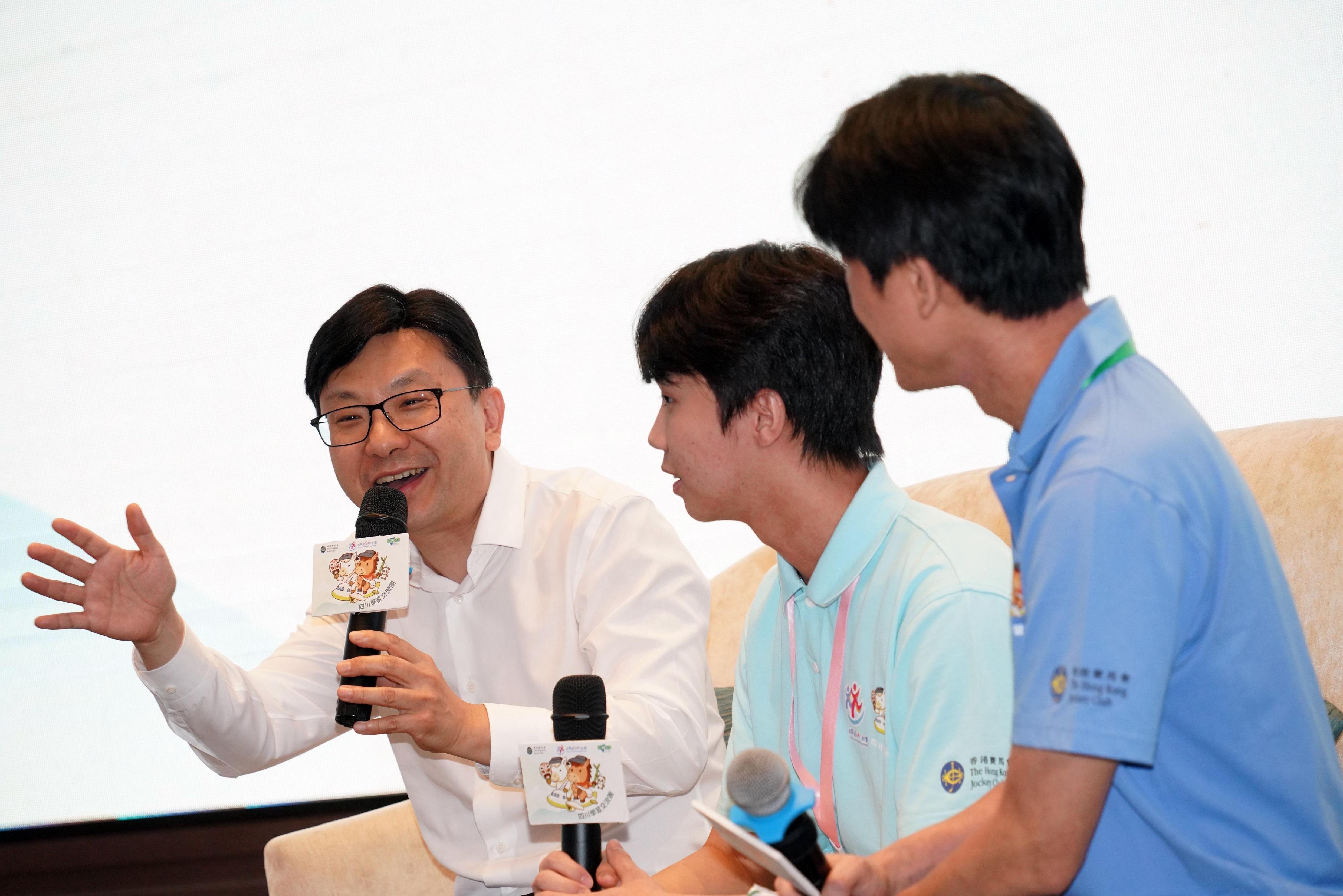 The Secretary for Labour and Welfare, Mr Chris Sun, concluded his visit to Chengdu today (August 12). Photo shows Mr Sun (left) chatting with mentees of the Strive and Rise Programme at the welcome dinner of the Sichuan Study and Exchange Tour yesterday (August 11).