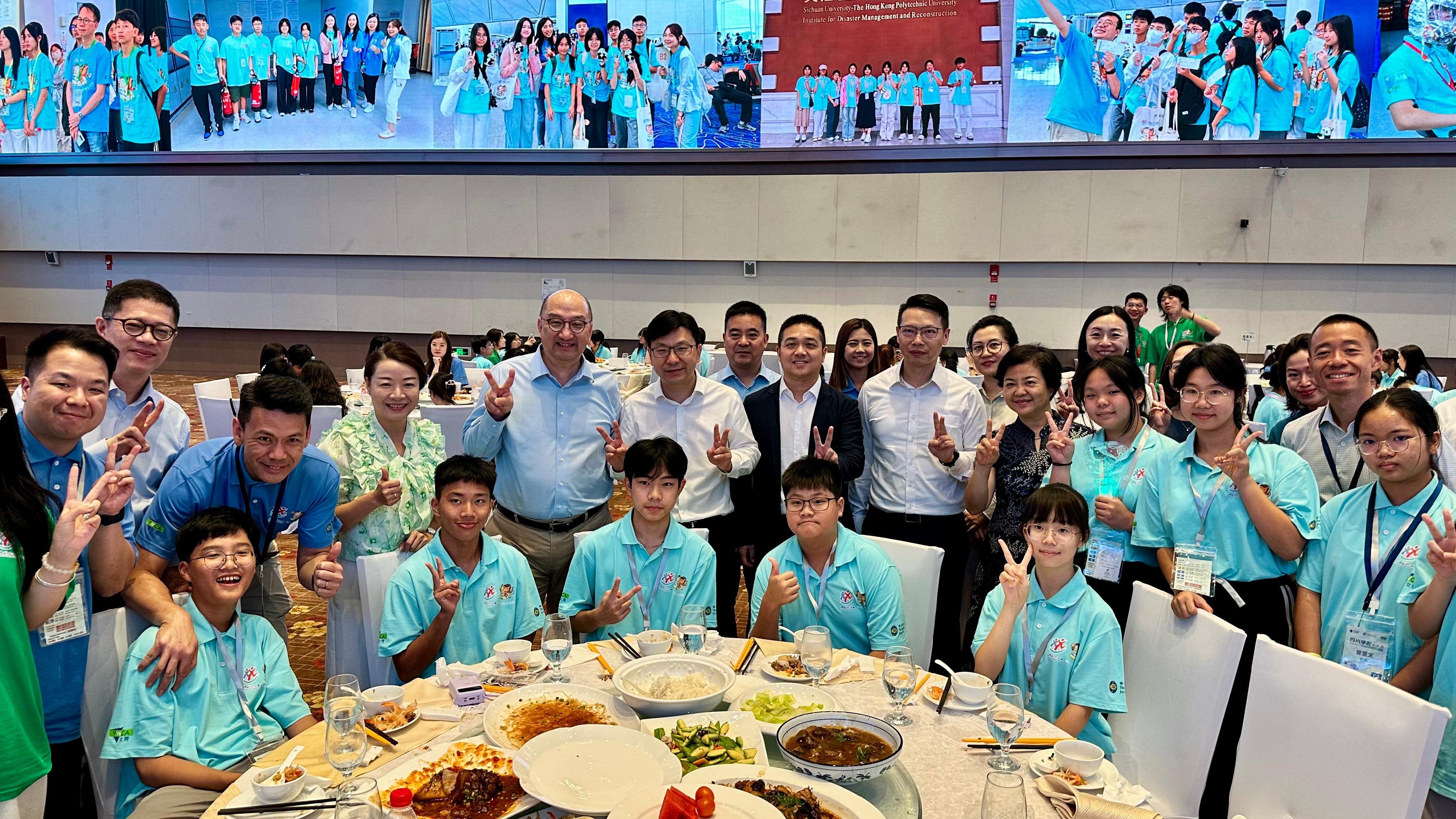 The Secretary for Labour and Welfare, Mr Chris Sun, concluded his visit to Chengdu today (August 12). Photo shows Mr Sun (second row, sixth left) with mentors and mentees of the Strive and Rise Programme after interacting with them at the welcome dinner of the Sichuan Study and Exchange Tour yesterday (August 11).