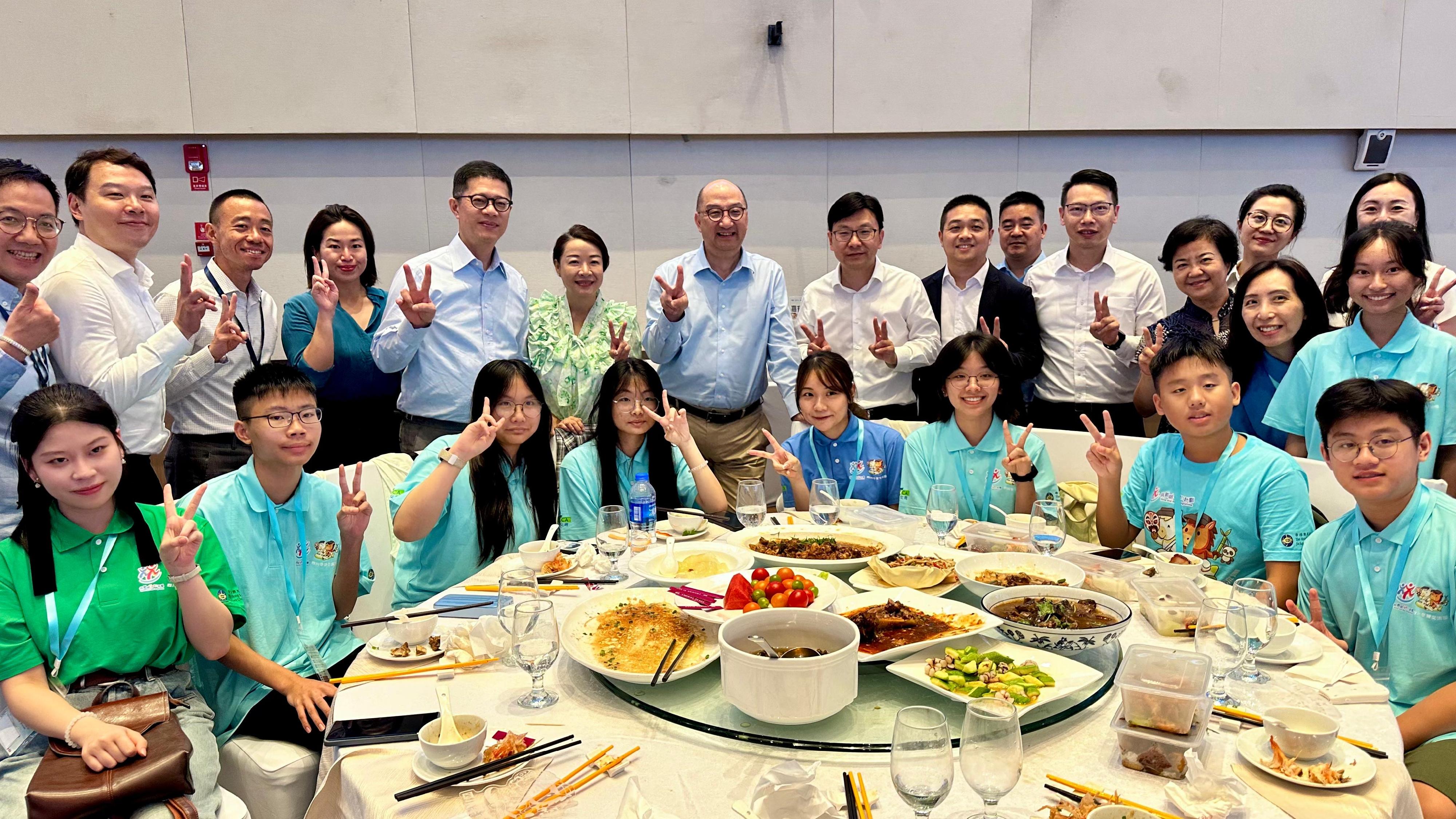 The Secretary for Labour and Welfare, Mr Chris Sun, concluded his visit to Chengdu today (August 12). Photo shows Mr Sun (second row, sixth right) with mentors and mentees of the Strive and Rise Programme after interacting with them at the welcome dinner of the Sichuan Study and Exchange Tour yesterday (August 11).