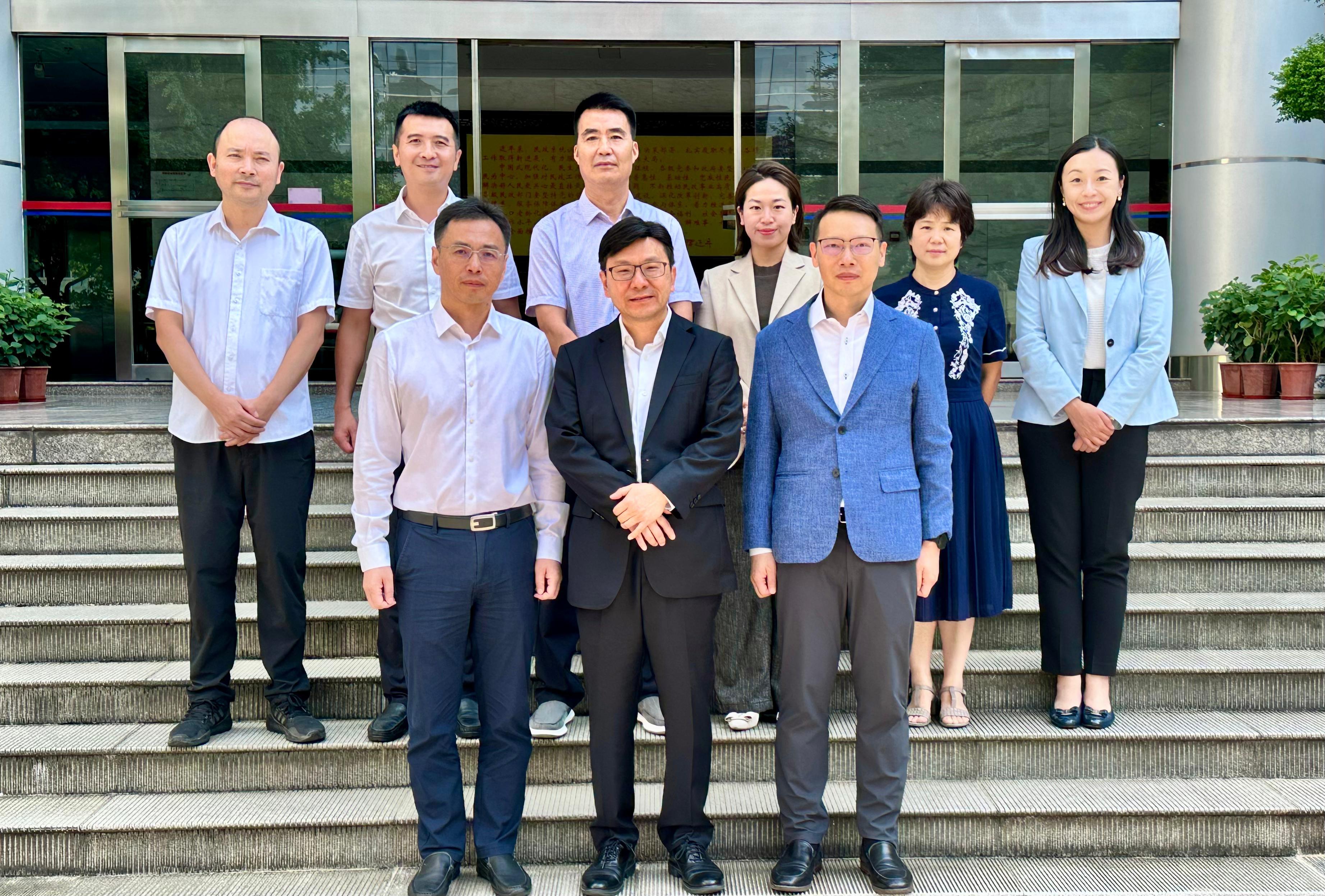 The Secretary for Labour and Welfare, Mr Chris Sun, concluded his visit to Chengdu today (August 12). Photo shows Mr Sun (front row, centre) calling on Deputy Director General of the Department of Civil Affairs of Sichuan Province Mr Li Lian (front row, left) today. They exchanged views on topics of mutual concern.