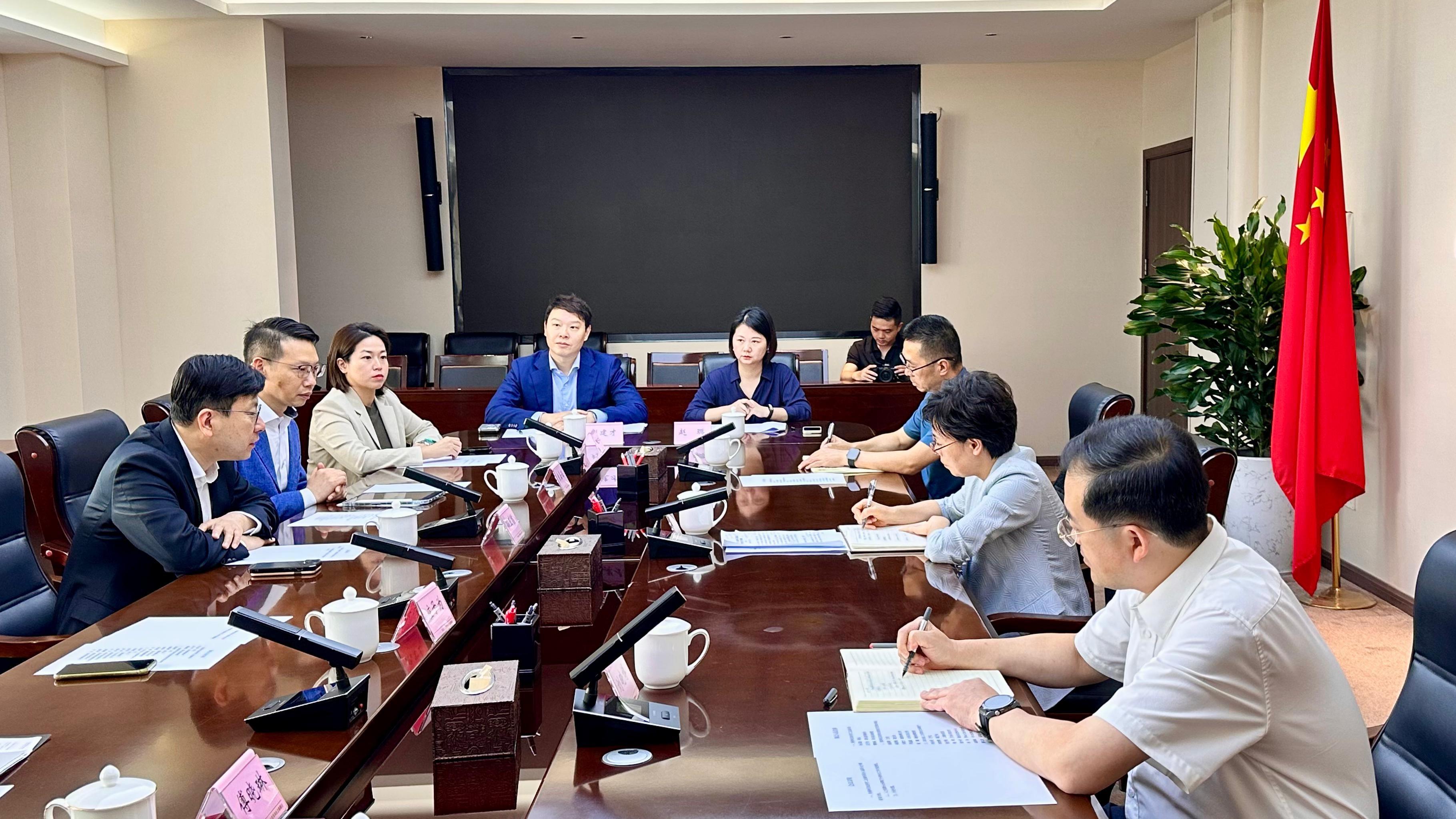 The Secretary for Labour and Welfare, Mr Chris Sun, concluded his visit to Chengdu today (August 12). Photo shows Mr Sun (first left) meeting with the Director-General of the Department of Human Resources and Social Security of Sichuan Province, Ms Liu Huiying (second right), today. They held discussions covering labour, talent and social security policies.


