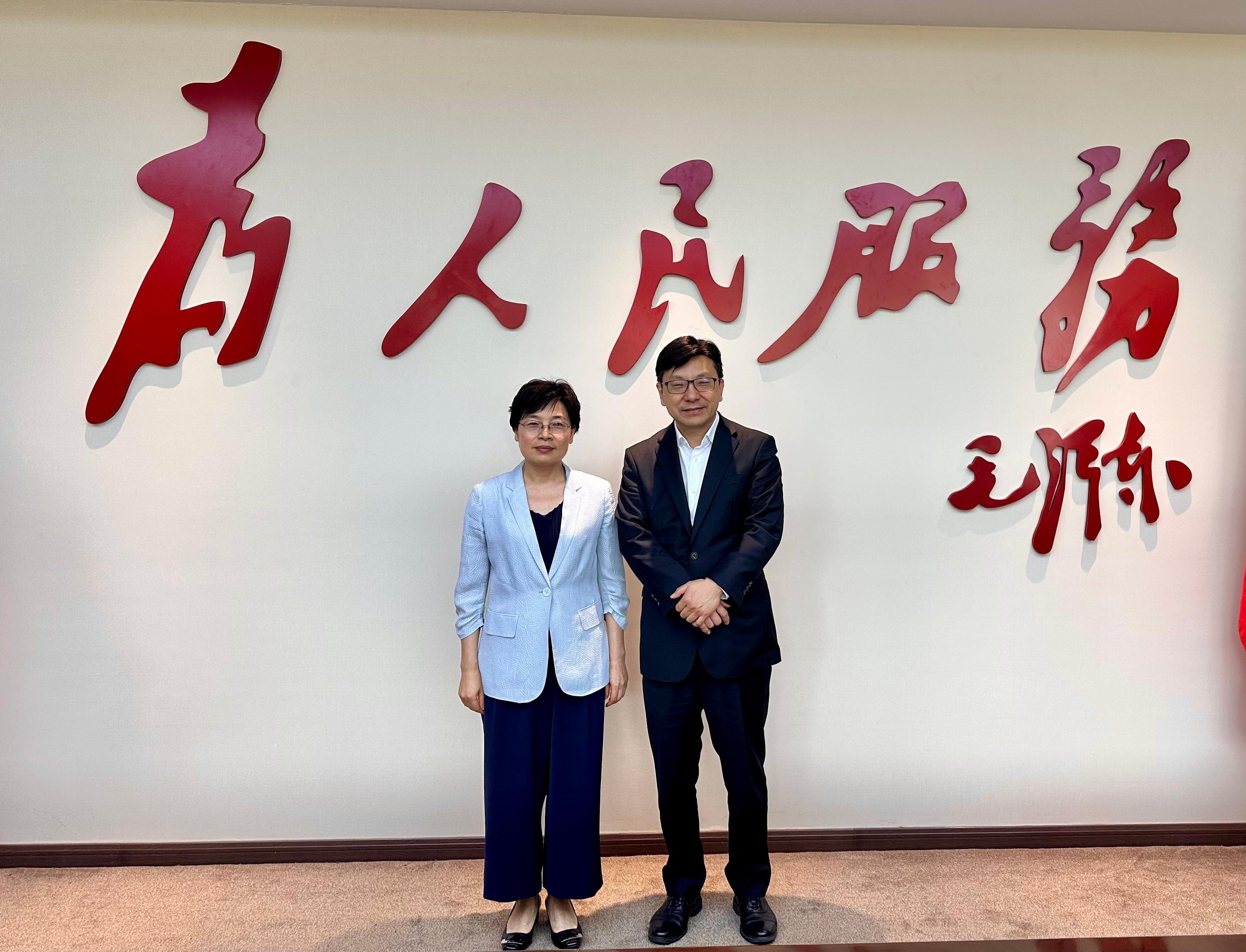 The Secretary for Labour and Welfare, Mr Chris Sun, concluded his visit to Chengdu today (August 12). Photo shows Mr Sun (right) with the Director-General of the Department of Human Resources and Social Security of Sichuan Province, Ms Liu Huiying (left), after their meeting today.